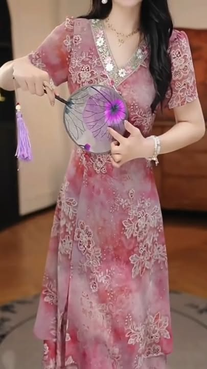 18266-Đầm lụa suông A cổ  V phối viền ren cách điệu ( lụa in, lót)