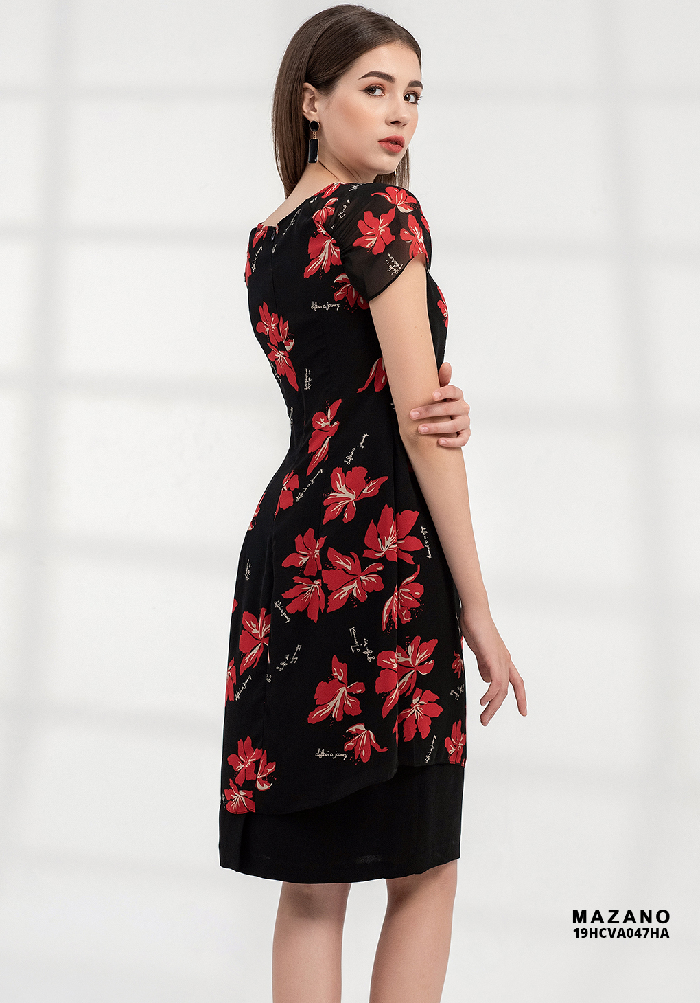 Đầm đen cách tân hoa đỏ_thumbnail_2