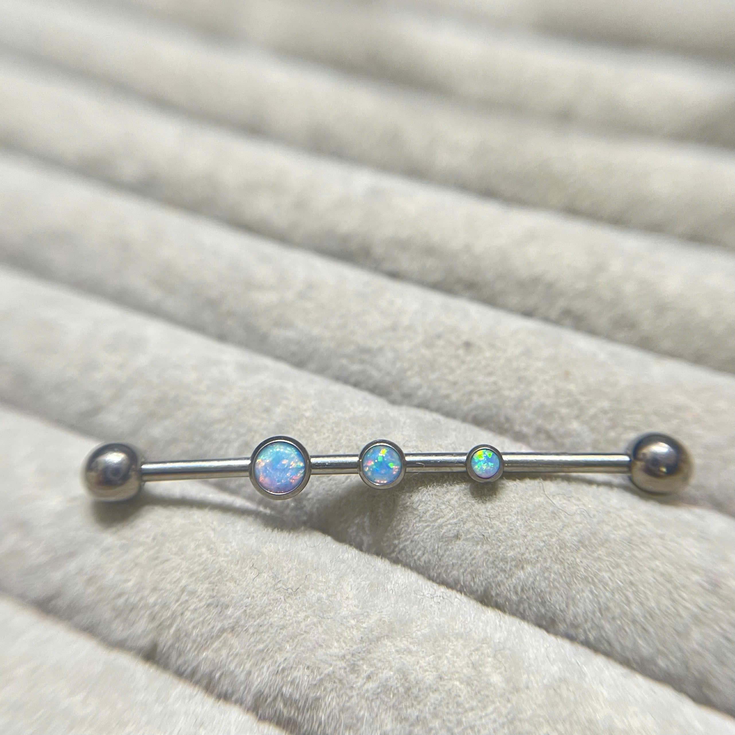 Khuyên indus titan 3 đá opal.