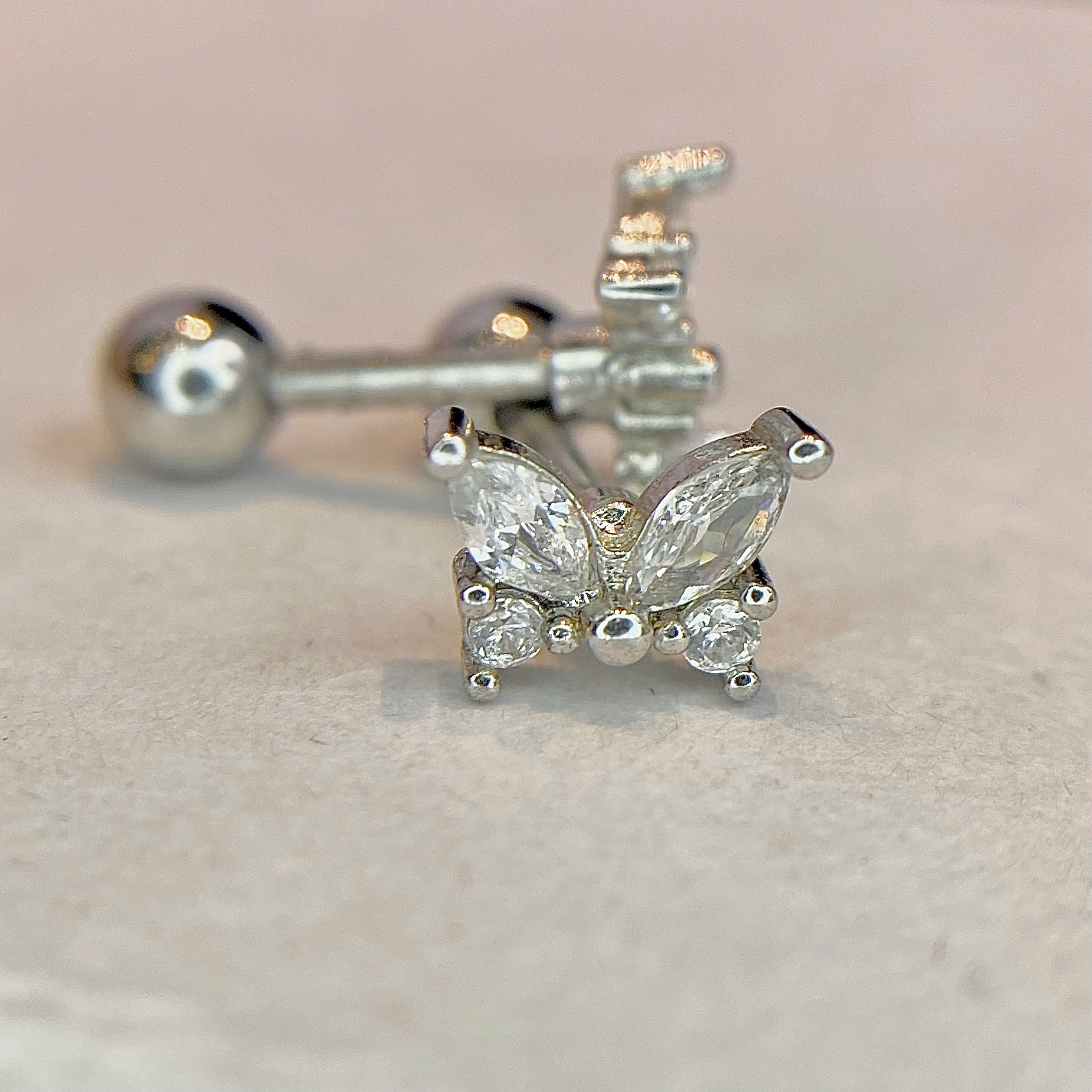 Khuyên kiểu bướm trắng dẹt