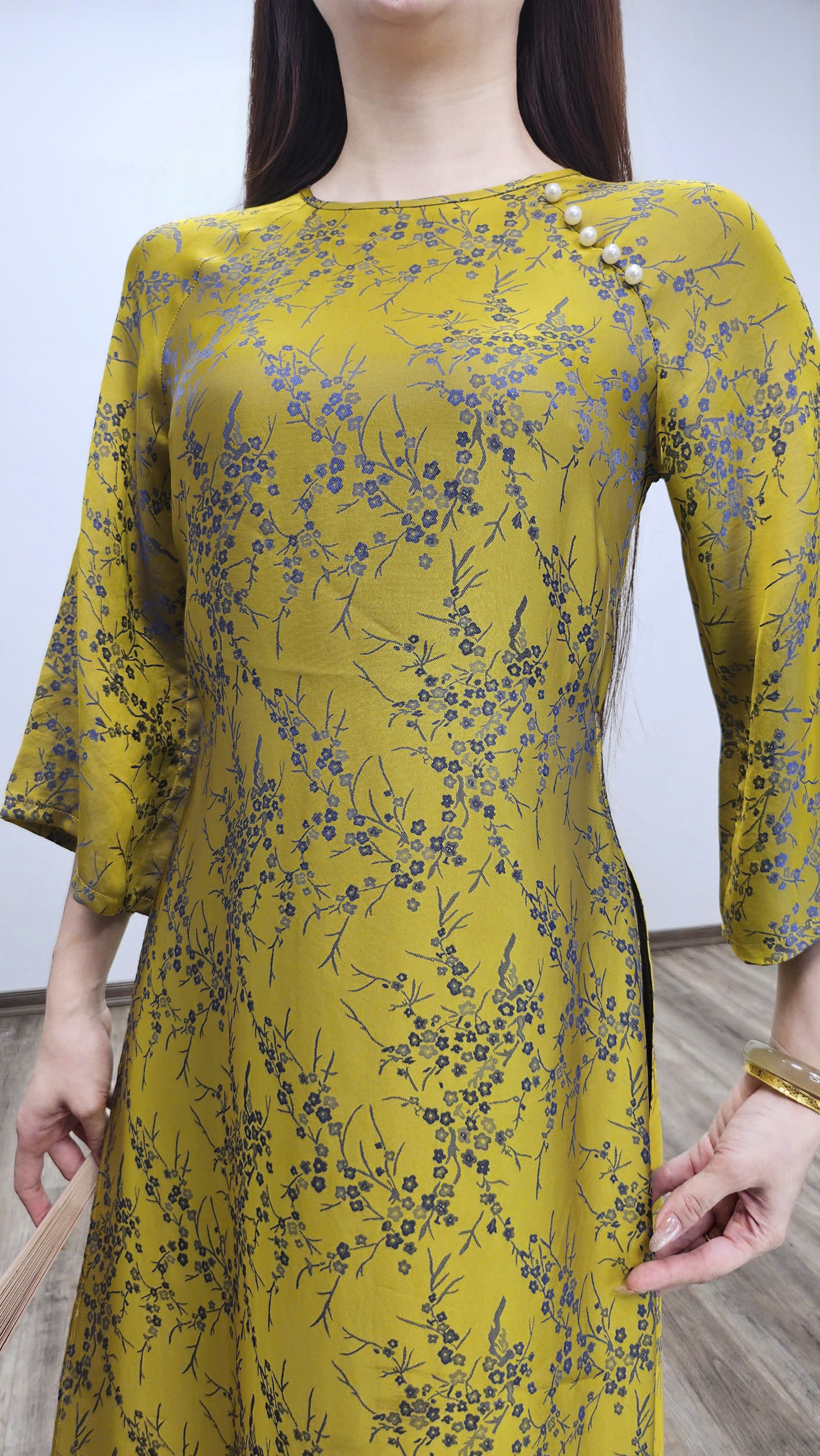 CT291 áo dài cách Tân tơ tằm hoa đào vàng ánh xanh