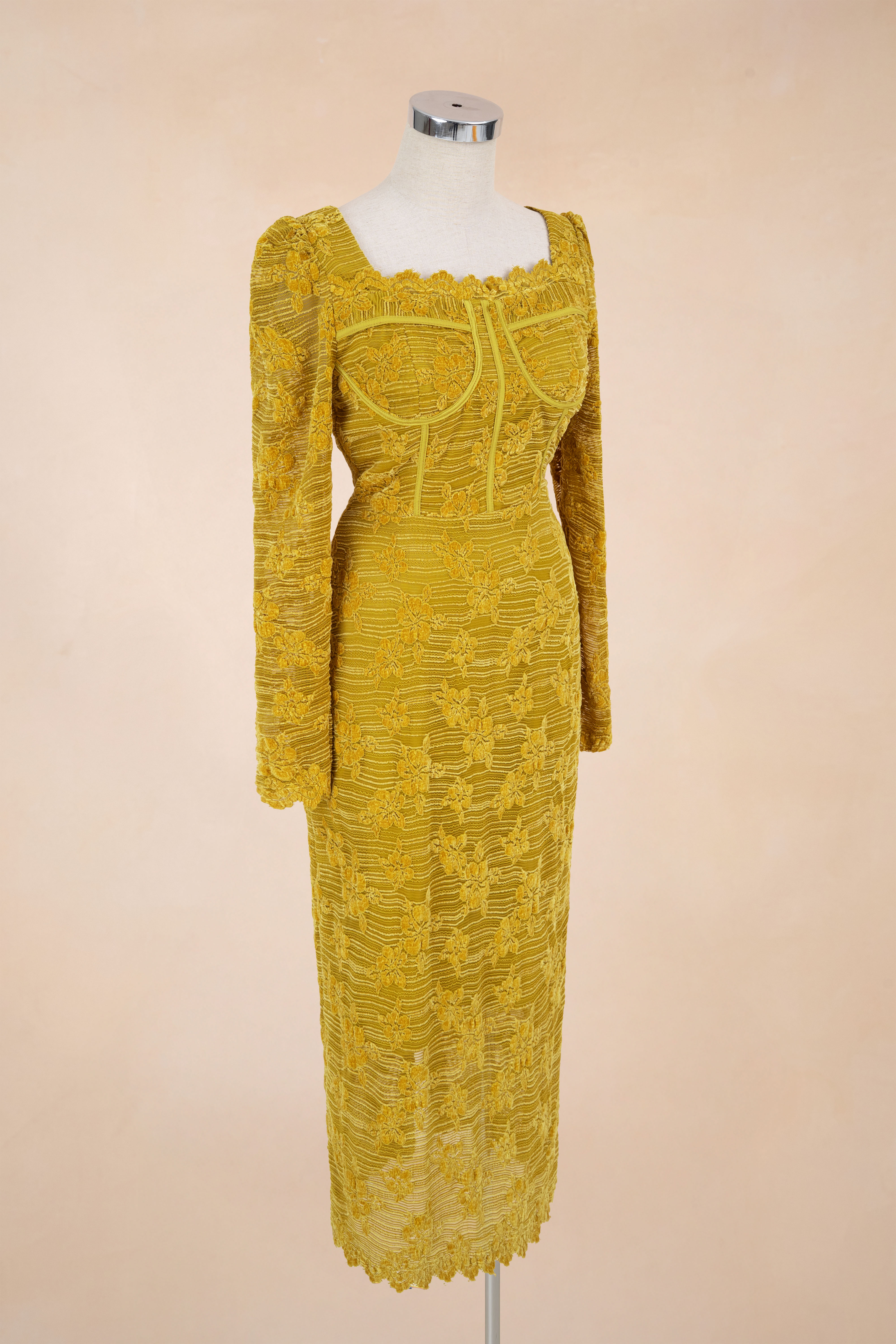 Đầm Bút Chì Ren Hoa Nổi Cổ Vuông