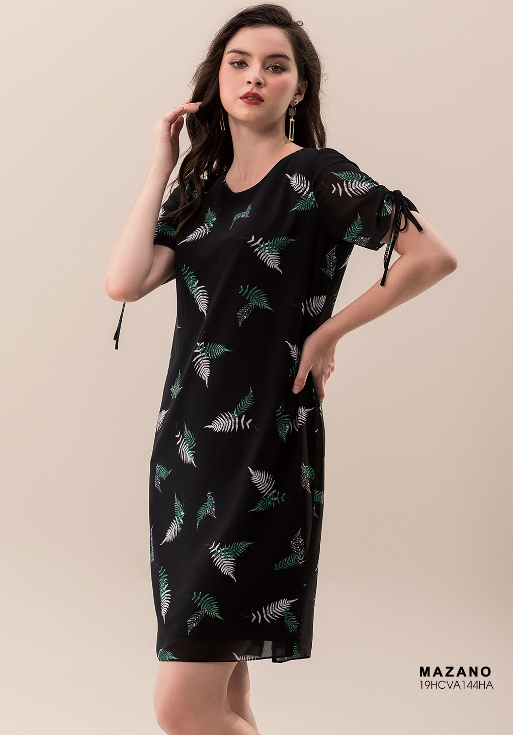 Đầm đen họa tiết nhún tay_thumbnail_3