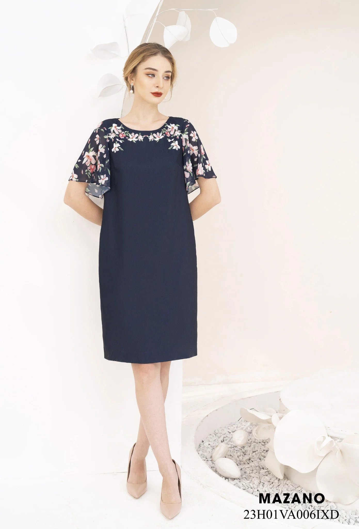 Đầm xanh suông vừa phối tay voan