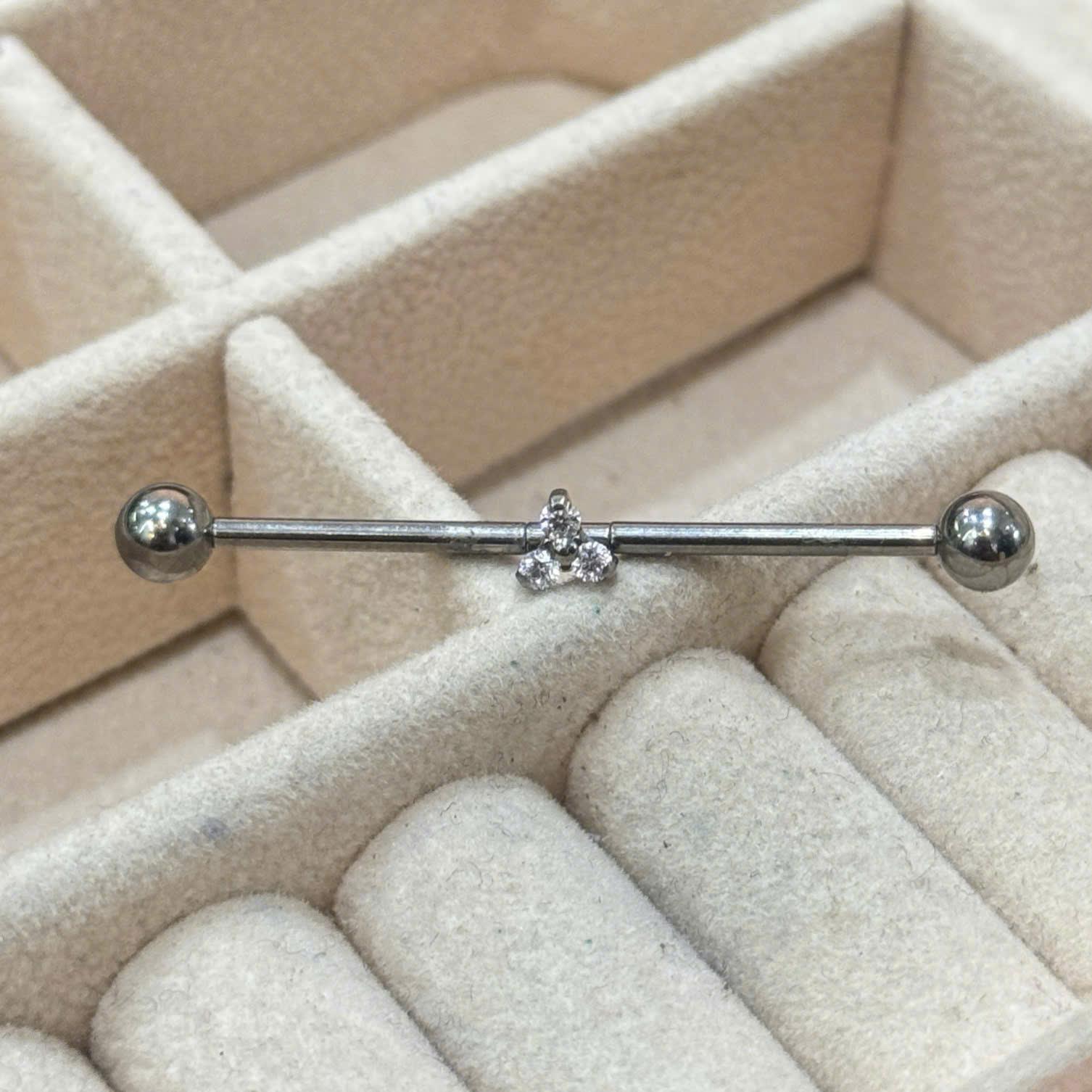 industrial titan charm ba kim cương trắng dài 38 bi 5_thumbnail_1