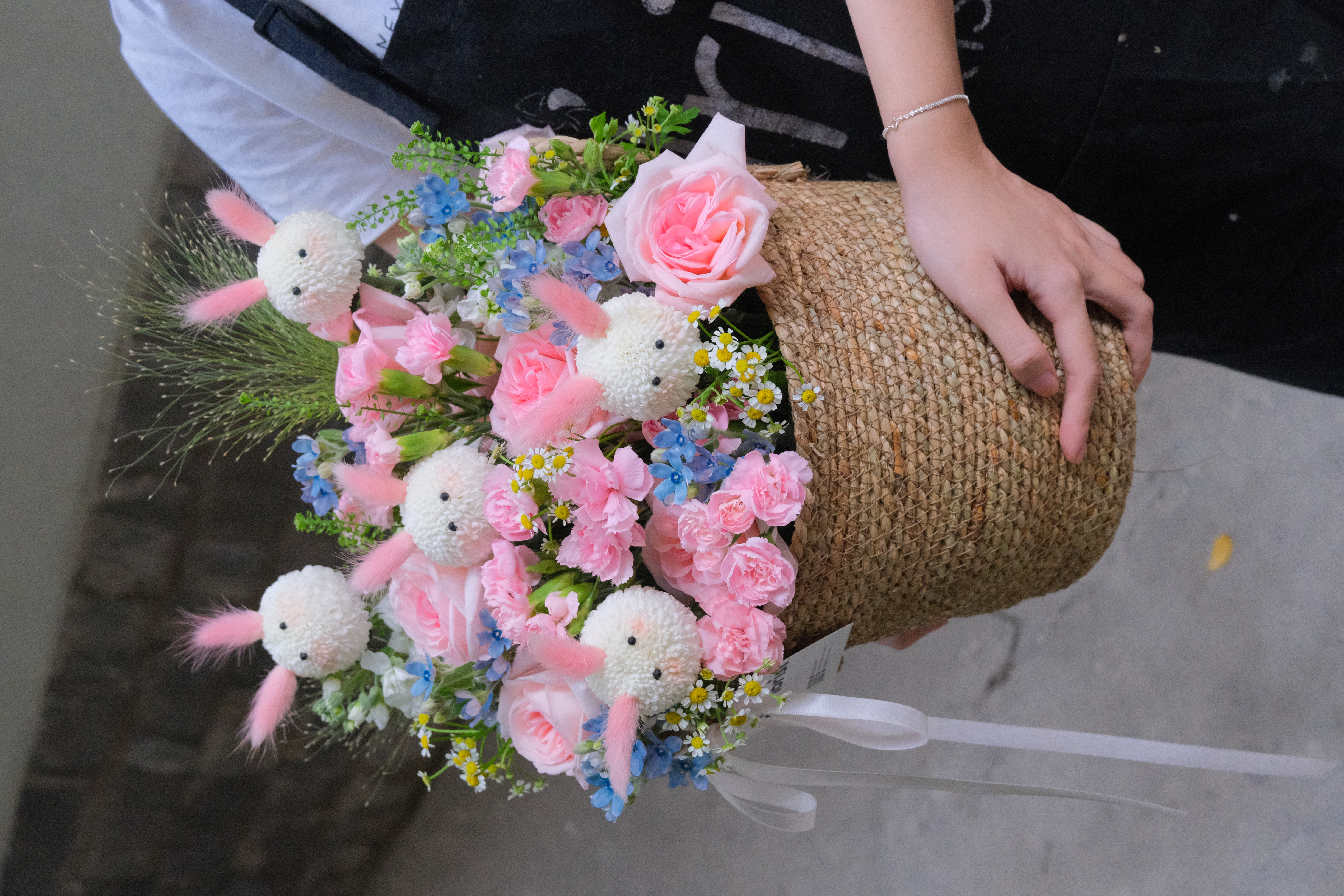 Sweet Bunny Surprise - Giỏ hoa thỏ hồng