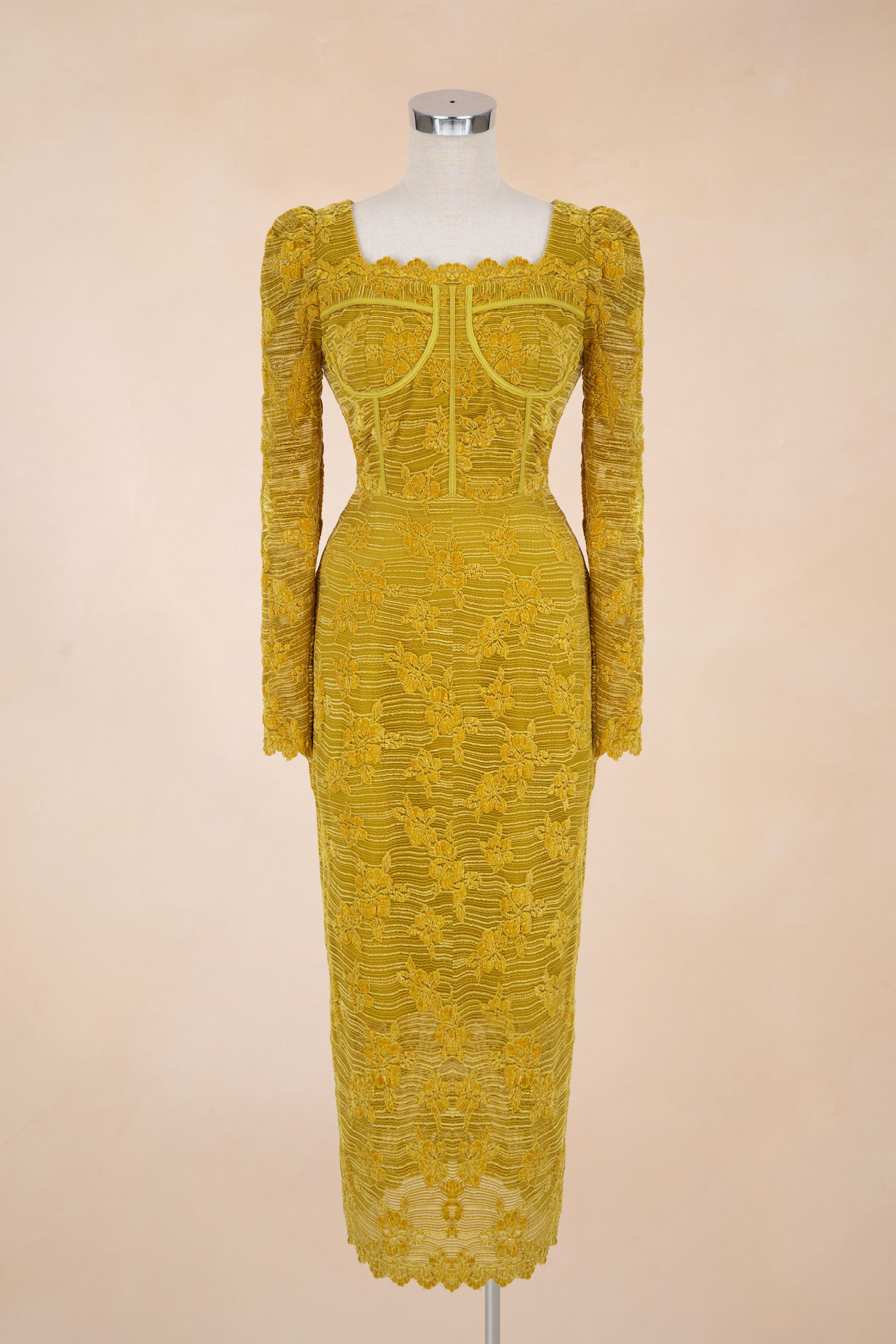 Đầm Bút Chì Ren Hoa Nổi Cổ Vuông