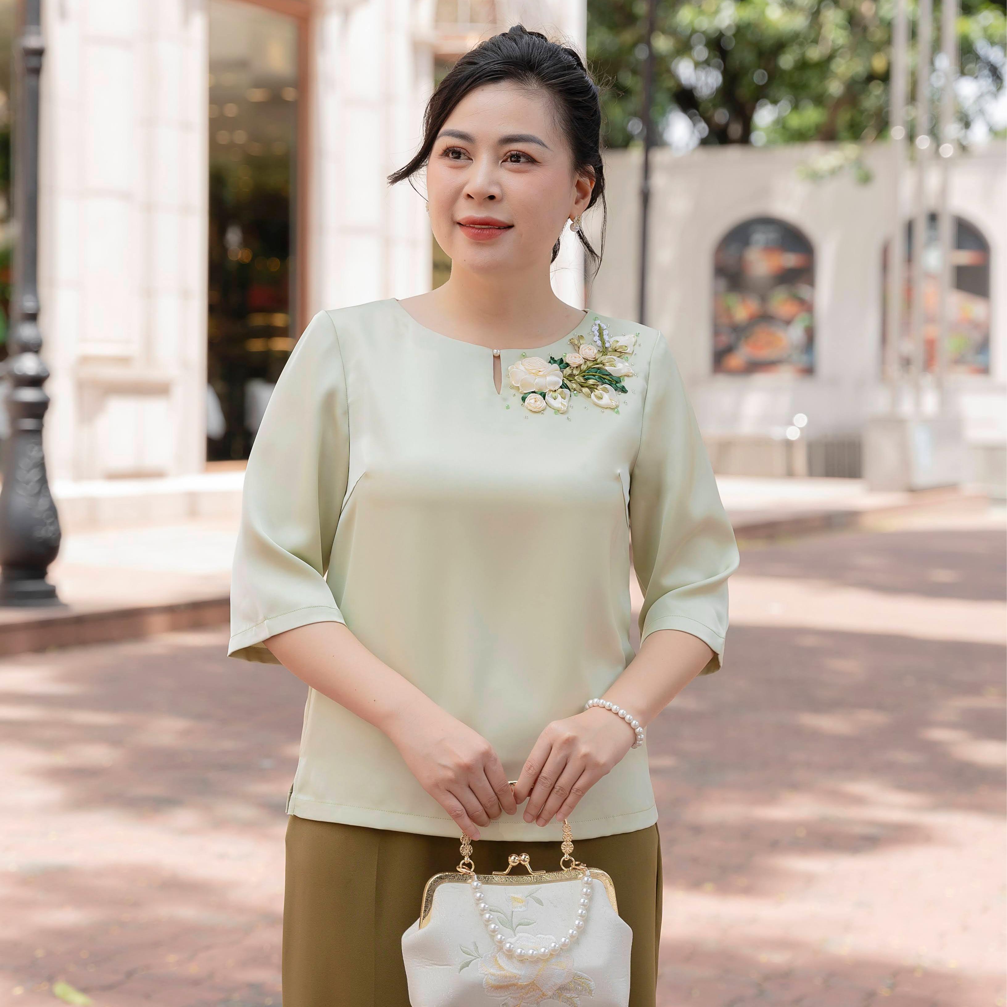GUMOM - Áo Kiểu Trung Niên U50 U60 Cao Cấp Cổ Tròn Tay Lỡ Thêu Hoa ruy băng thủ công Sang Trọng Cho Nữ - Women Nhung Kem Xanh Nho Tua Rua Top Voi_thumbnail_4
