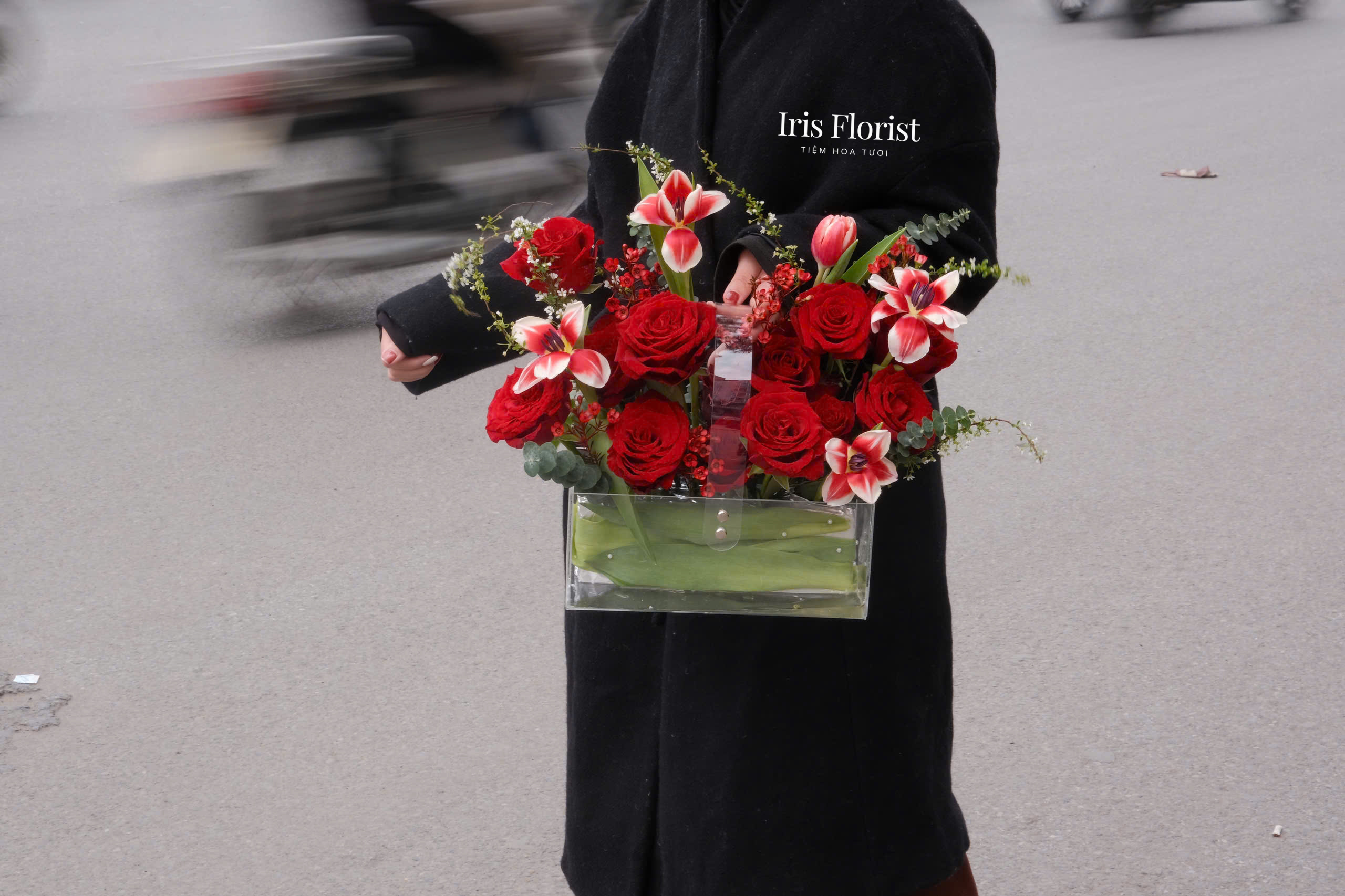 Giỏ Mica hồng đỏ mix tulip - Size S_thumbnail_2