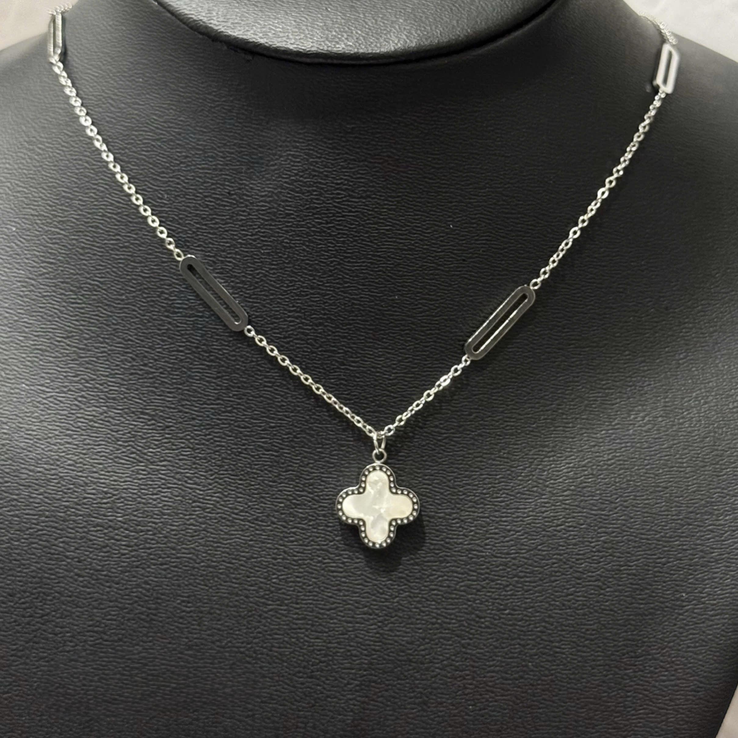 vòng cổ titan dây xích đoạn chữ nhật mảnh charm cỏ bốn lá van cleef đen trắng hai mặt _thumbnail_2