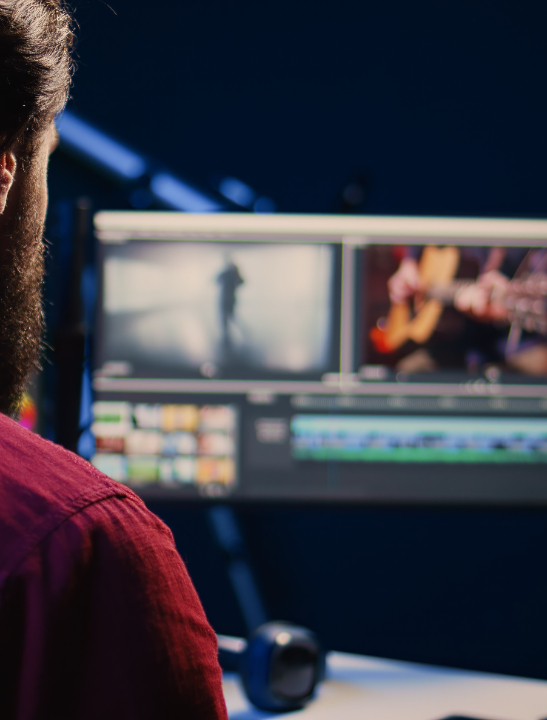 vecteezy_videographer-using-smartphone-to-record-himself-explaining_35255206