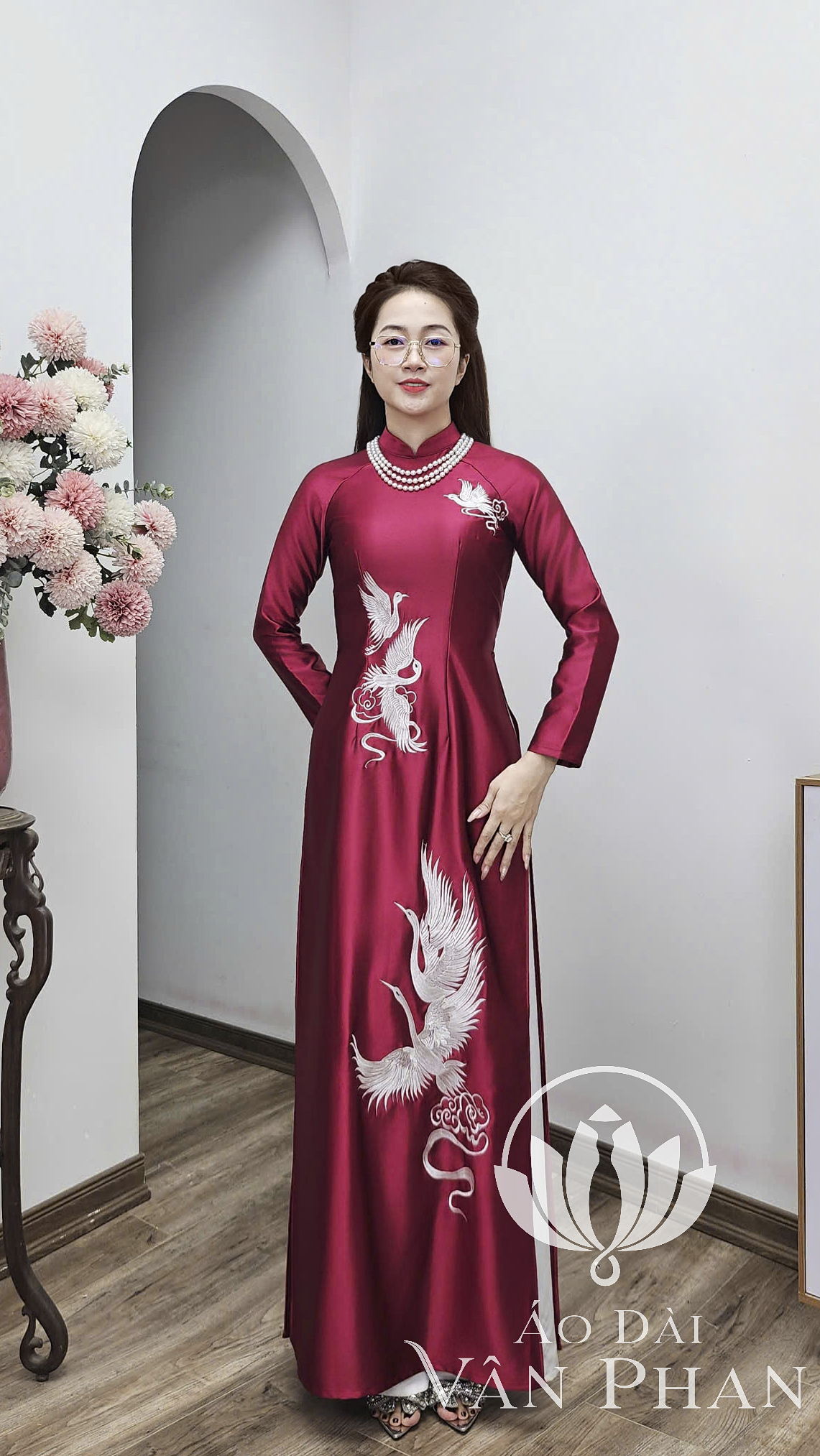 T466 áo dài cổ 3p tay dài truyền thống lụa ruby Hồng cherry thêu chim hạc trắng