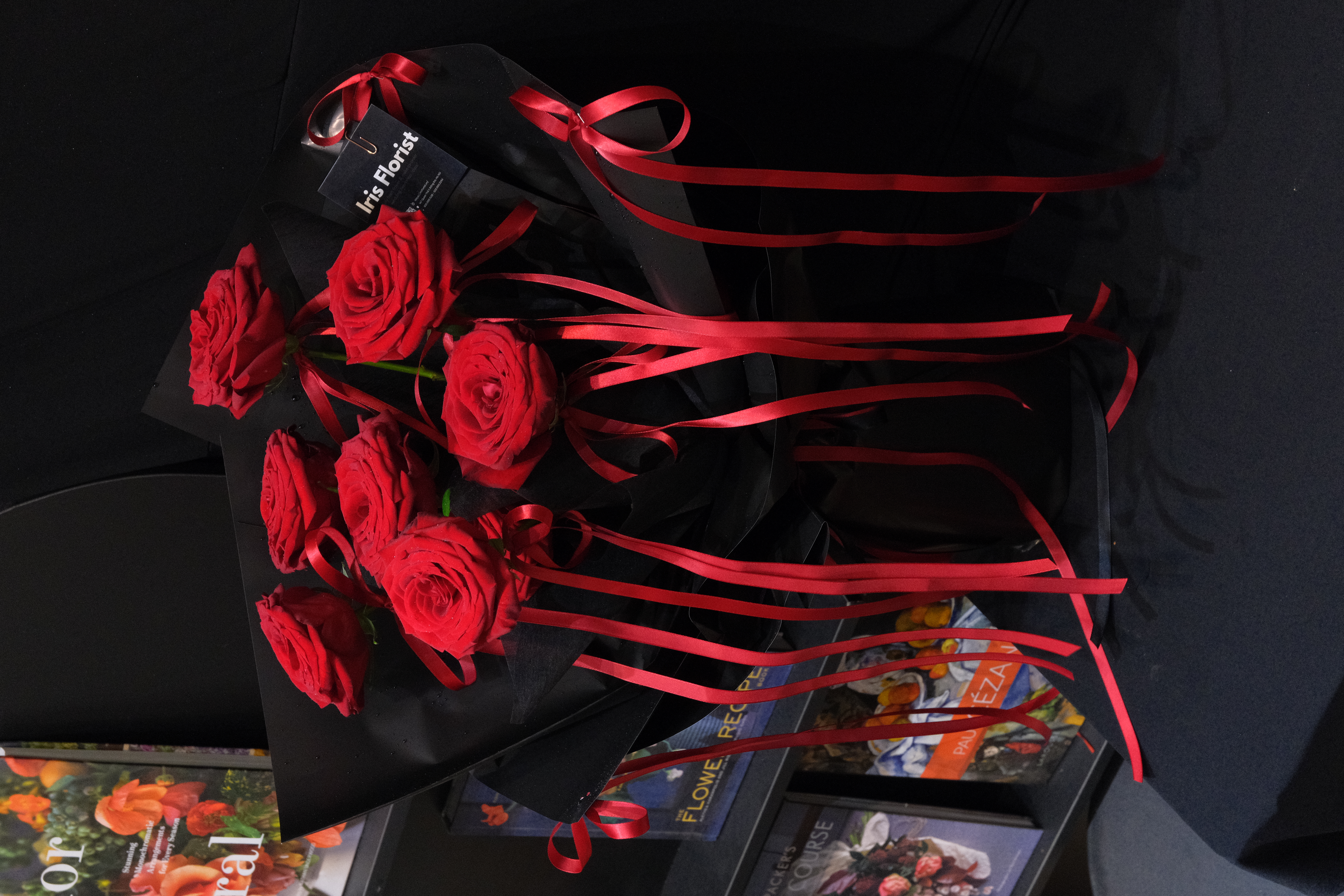 Bó hồng đỏ Red Naomi mix nơ đỏ - 8 Bông