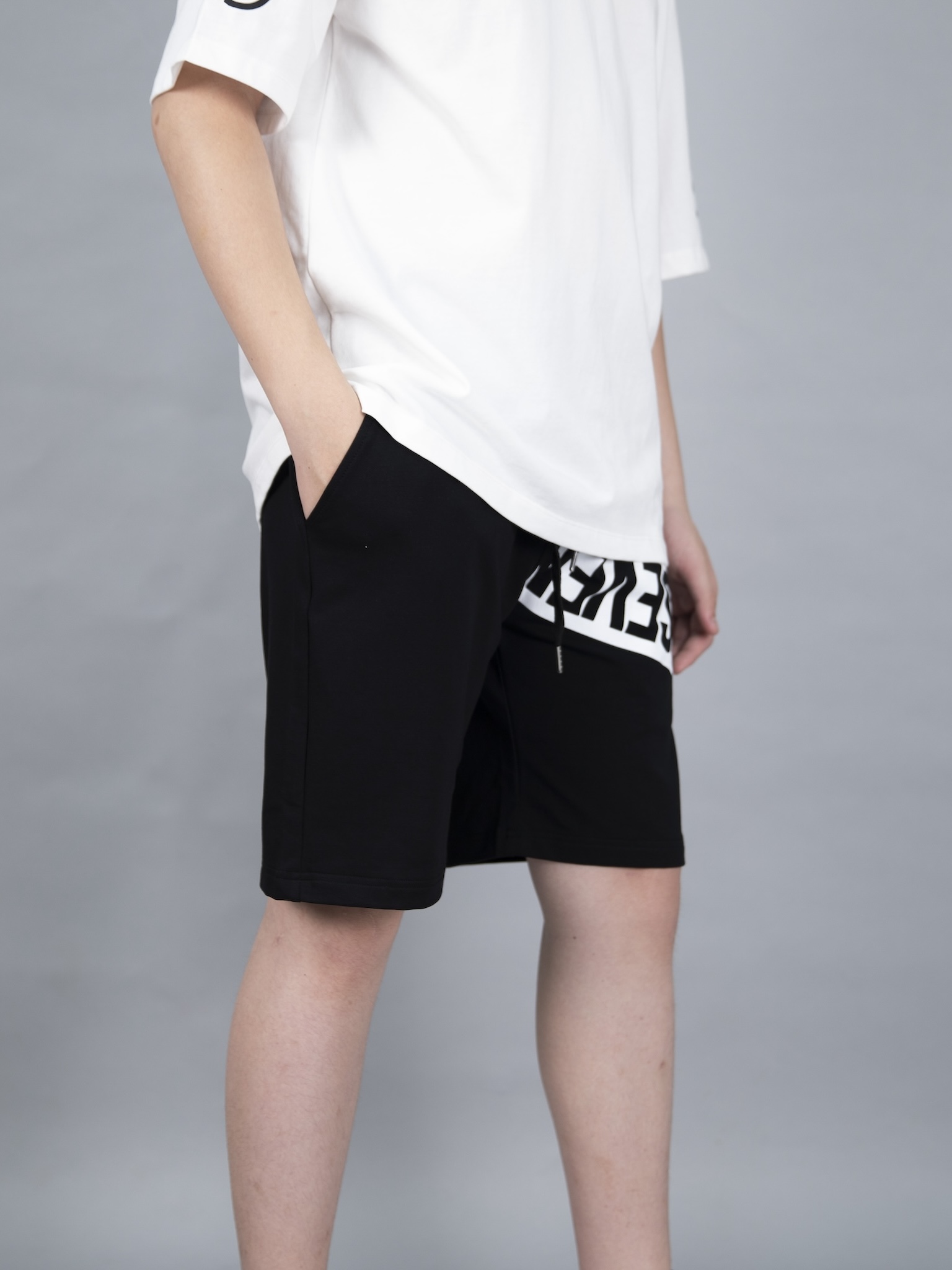 Quần short da cá đen in chữ seven_thumbnail_2