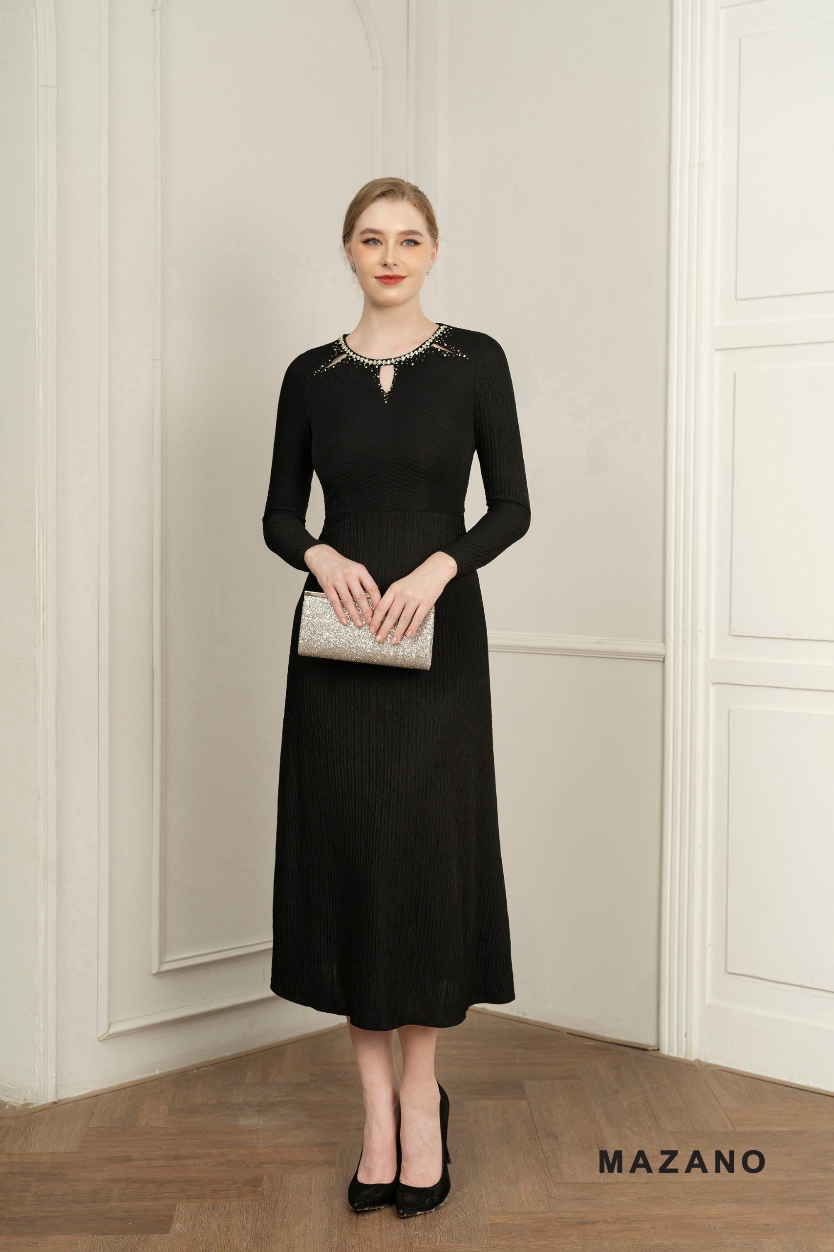 Đầm ôm chân rủ cổ cut out cách điệu đính đá