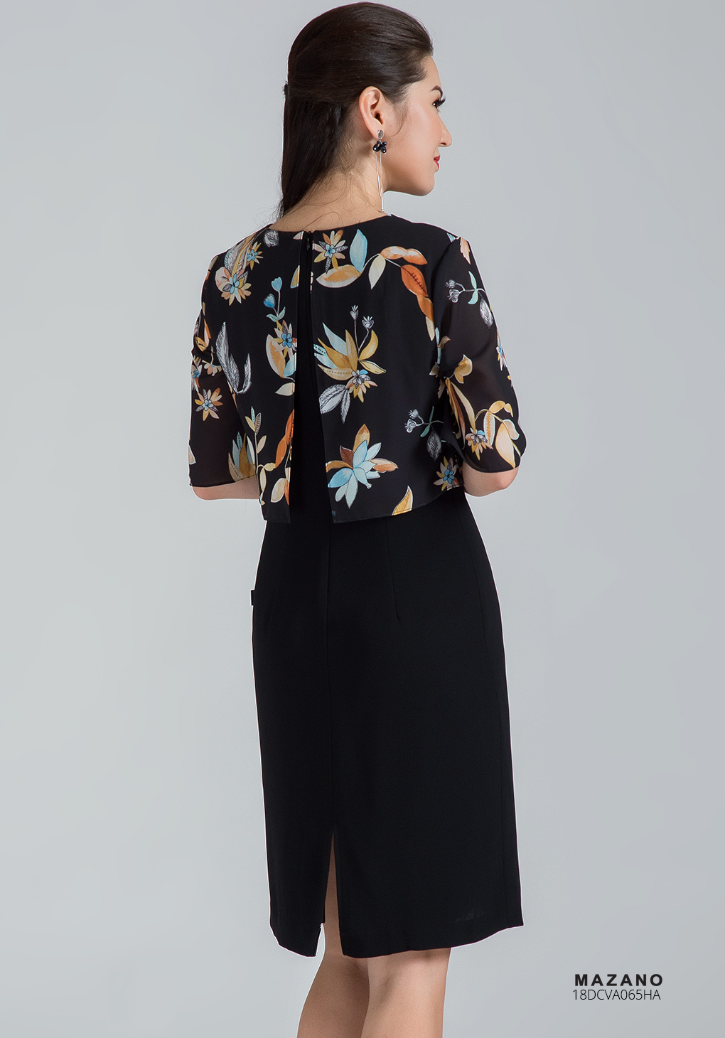 Váy đen họa tiết cổ V cách điệu