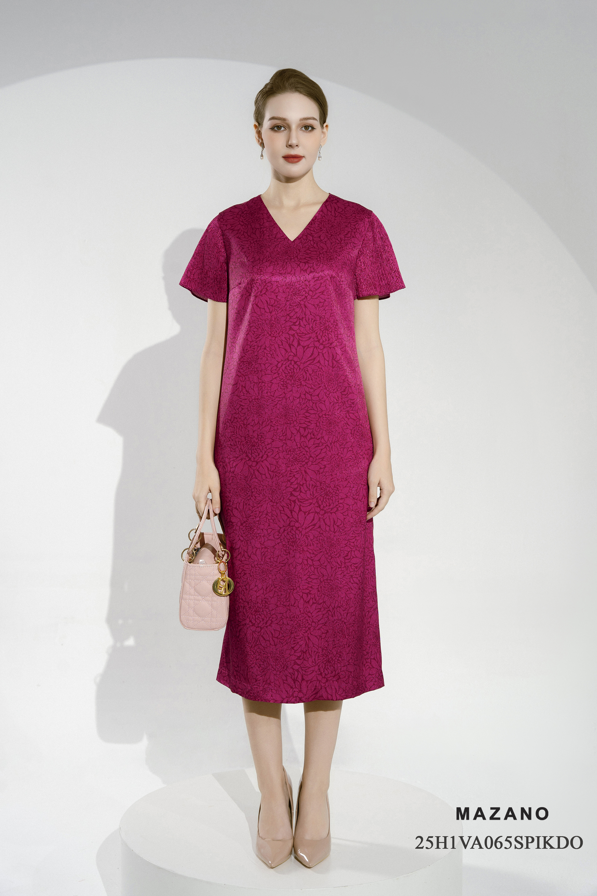 Váy Đầm Suông Vải lụa vân chìm Hoạ tiết hoa cúc cách điệu Cổ V Tay ngắn Dài ngang bắp chân_thumbnail_0