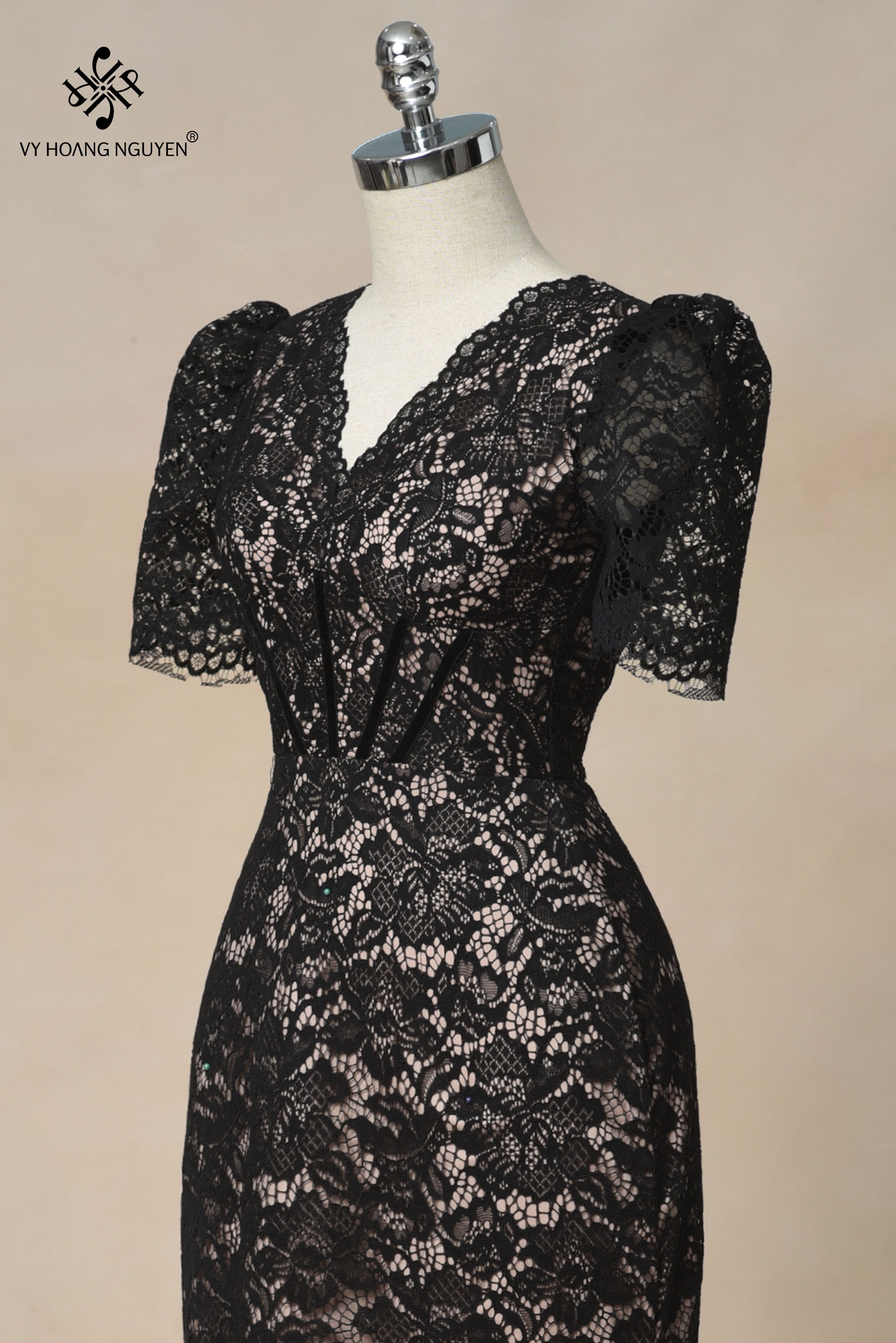 Đầm Suông Bút Chì Ren Hoa Cổ V_thumbnail_4