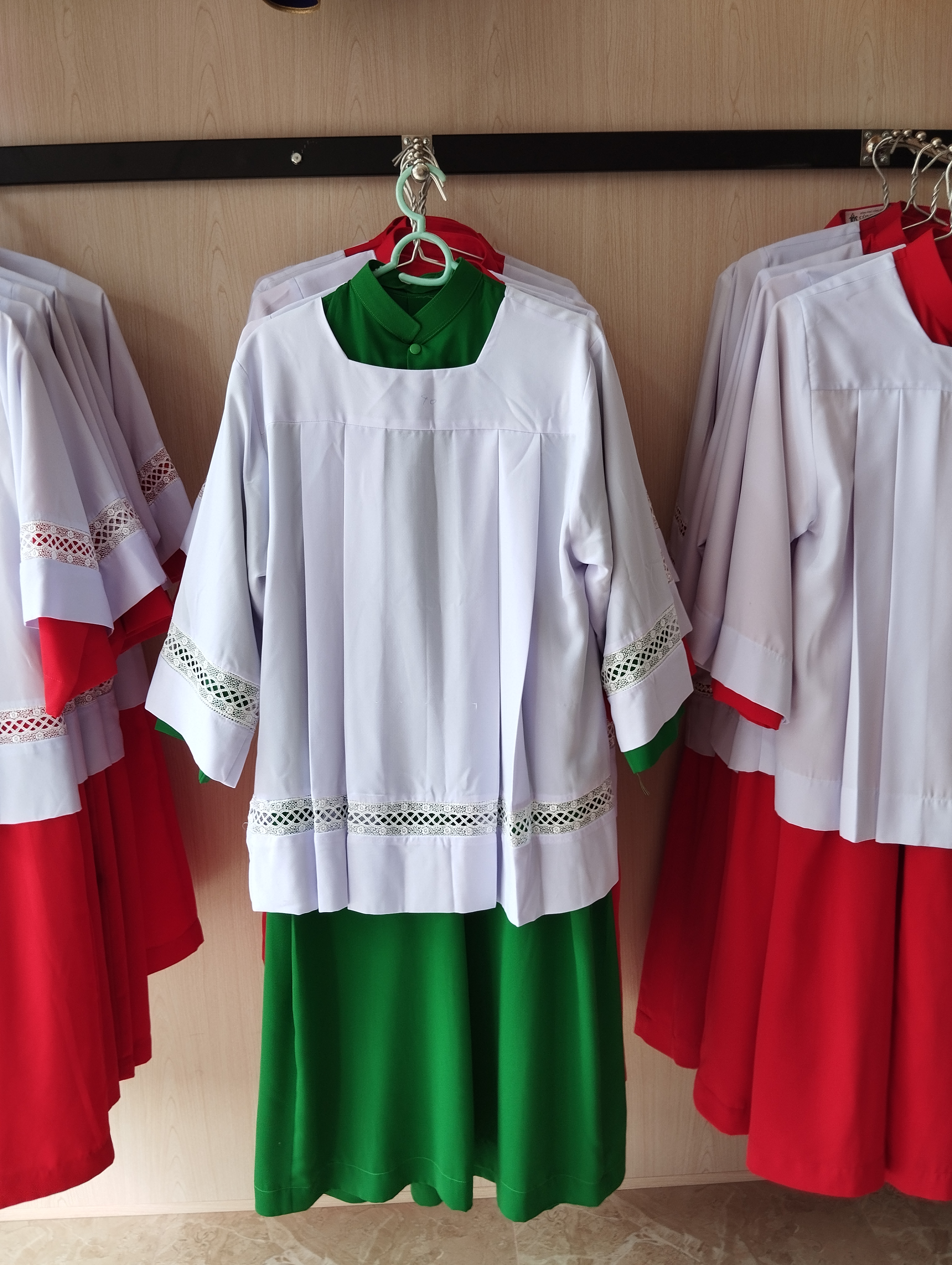 Bộ áo giúp lễ có ren màu xanh - trắng PP0173-2