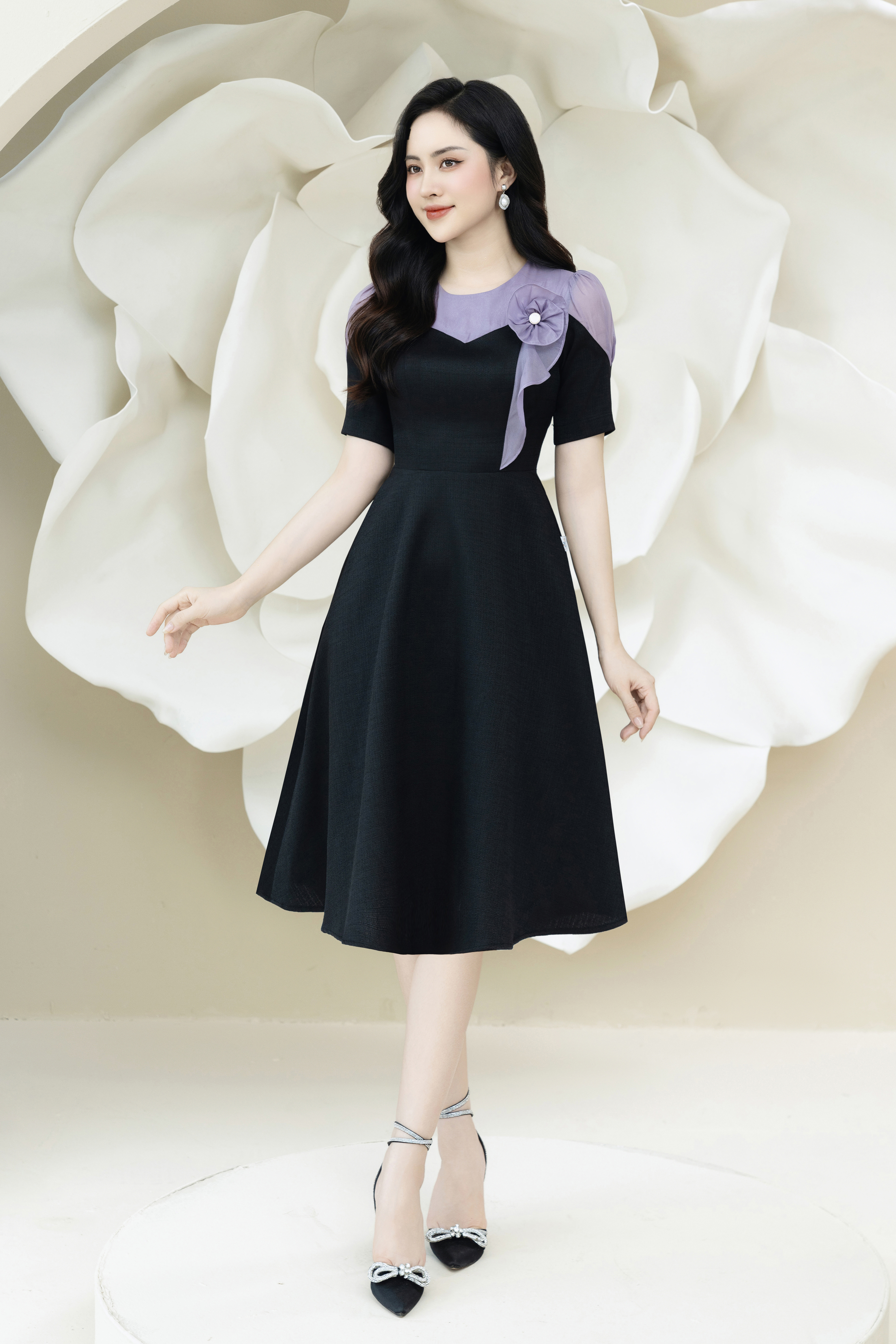 Đầm xoè đen phối cổ đính hoa tím_thumbnail_2