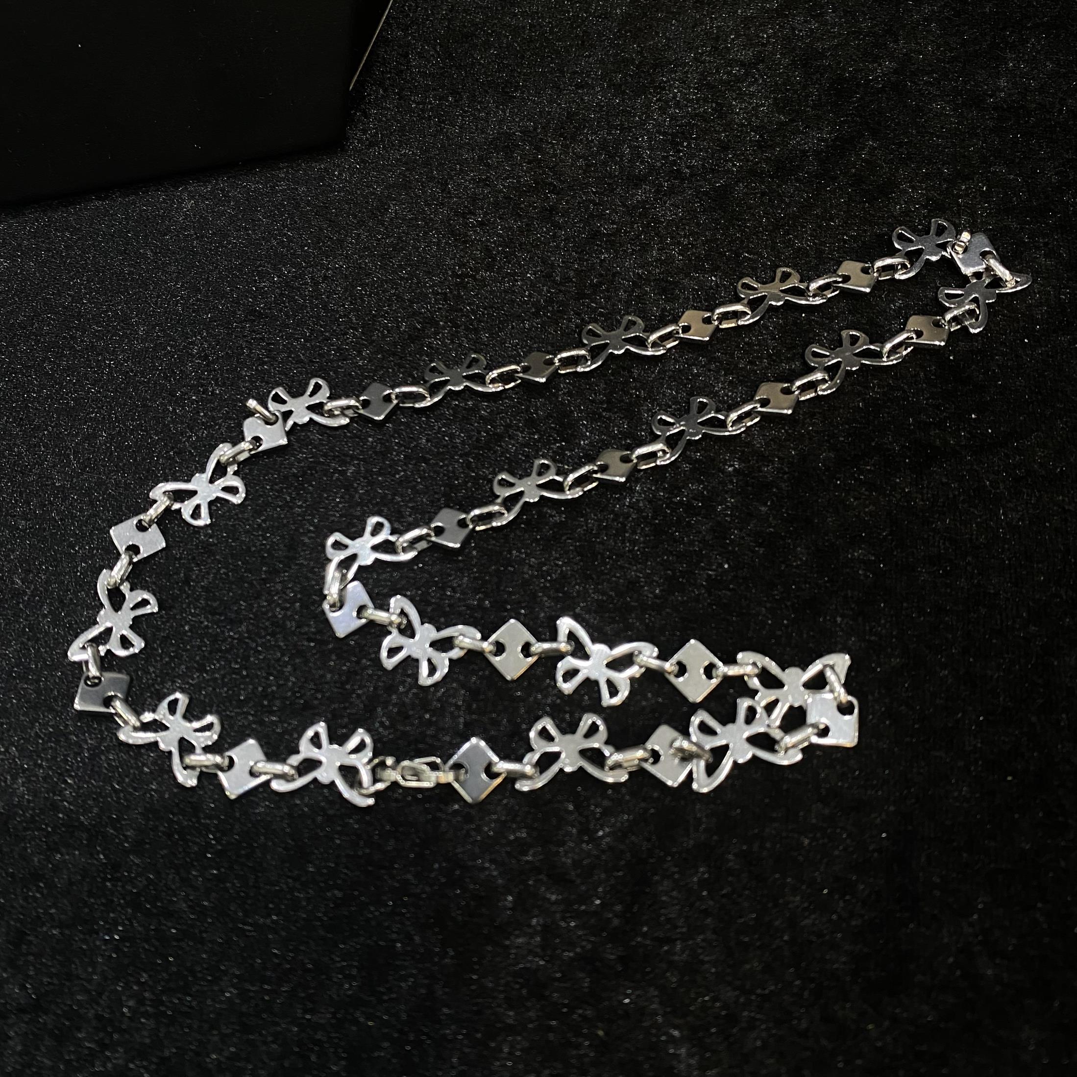 vòng cổ titan charm bướm nơ trơn bốn cánh dẹt dài