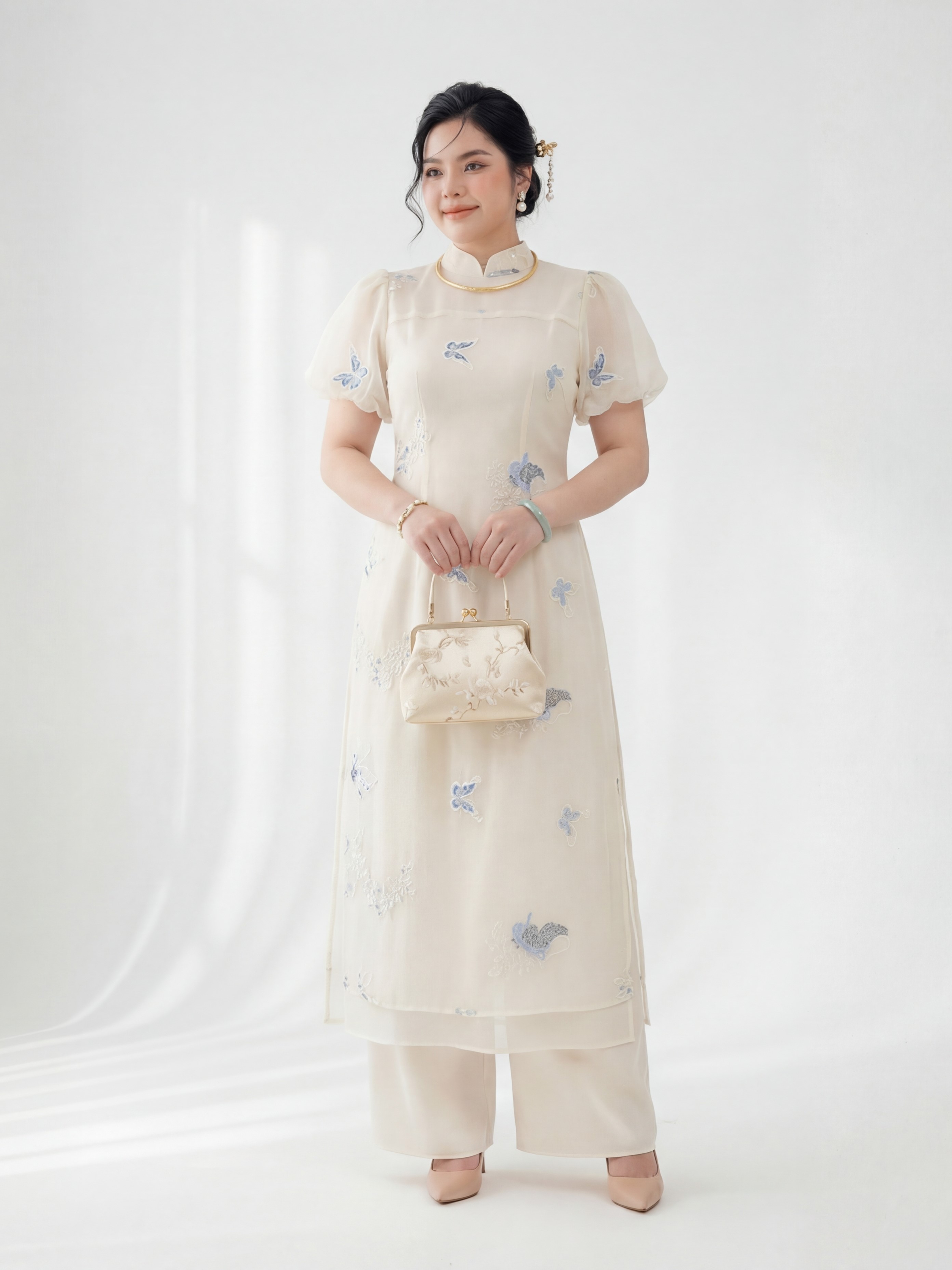 Người mẫu mặc set áo dài thêu hồ điệp bigsize V-AD021 màu kem vàng ở mặt trước