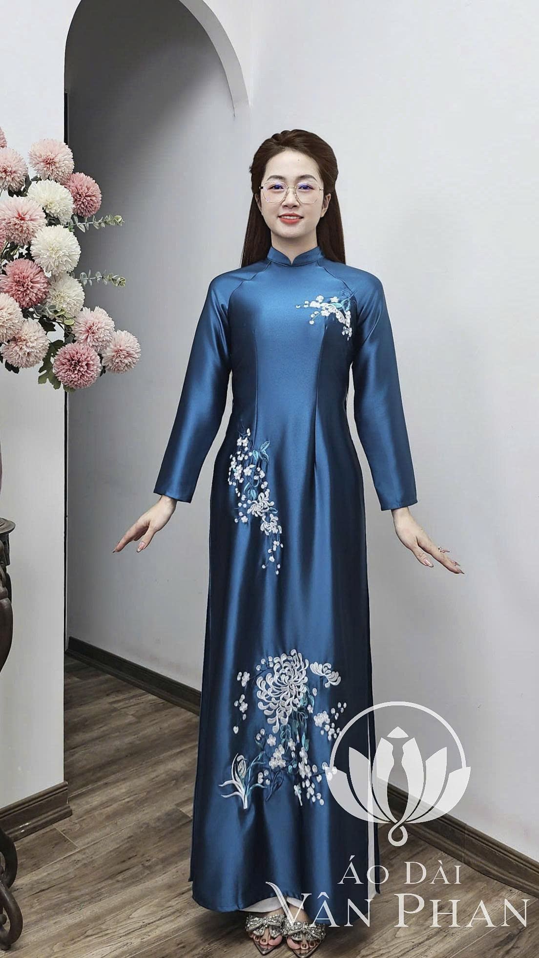 T476 áo dài cổ 3p lụa ruby xanh ngọc bích thêu hoa cúc vạn đoá_thumbnail_3