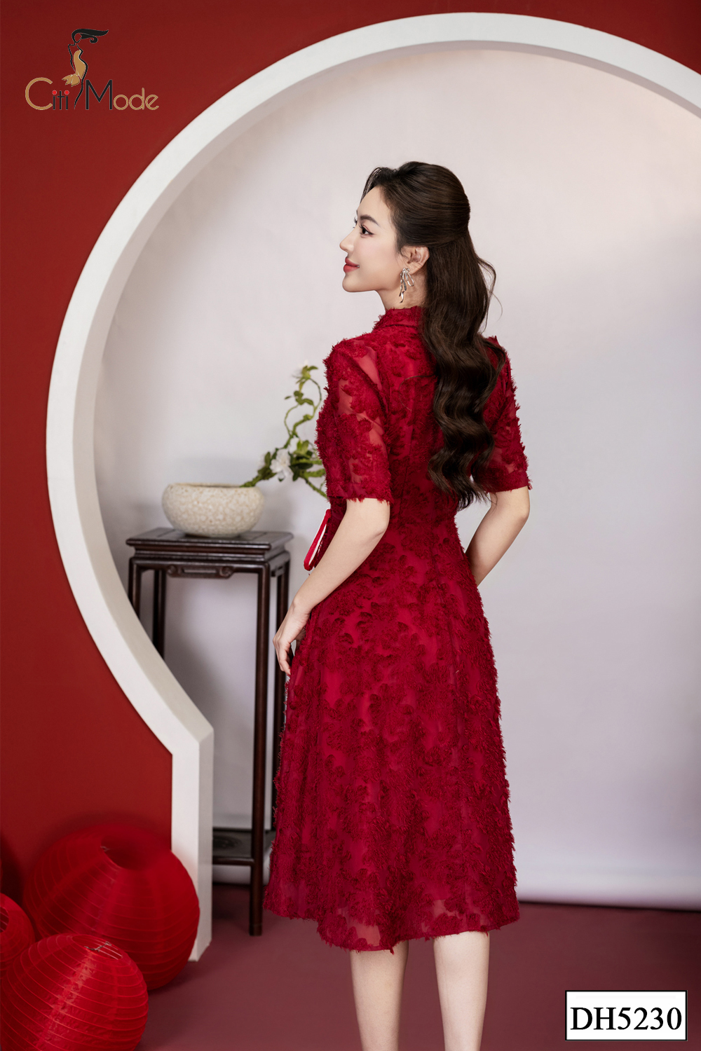 Đầm xoè đỏ hoa nổi cổ bẻ_thumbnail_1