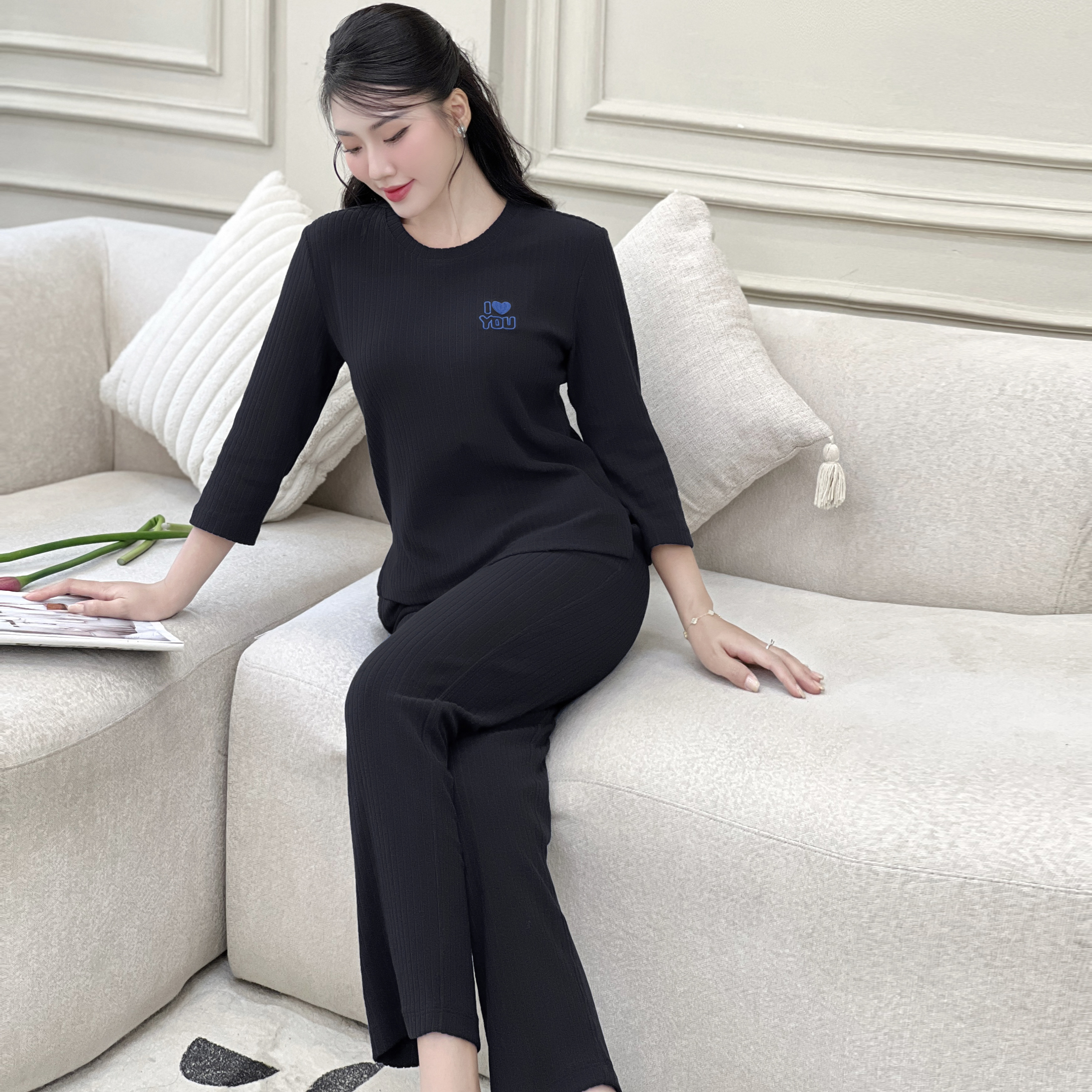 SET THU ĐÔNG NỮ LEN TĂM DÁNG SUÔNG MÀU MID NIGHT - ĐEN CỔ TRÒN THÊU ẤM ÁP BỘ MẶC NHÀ CHẤT XỐP MỀM...