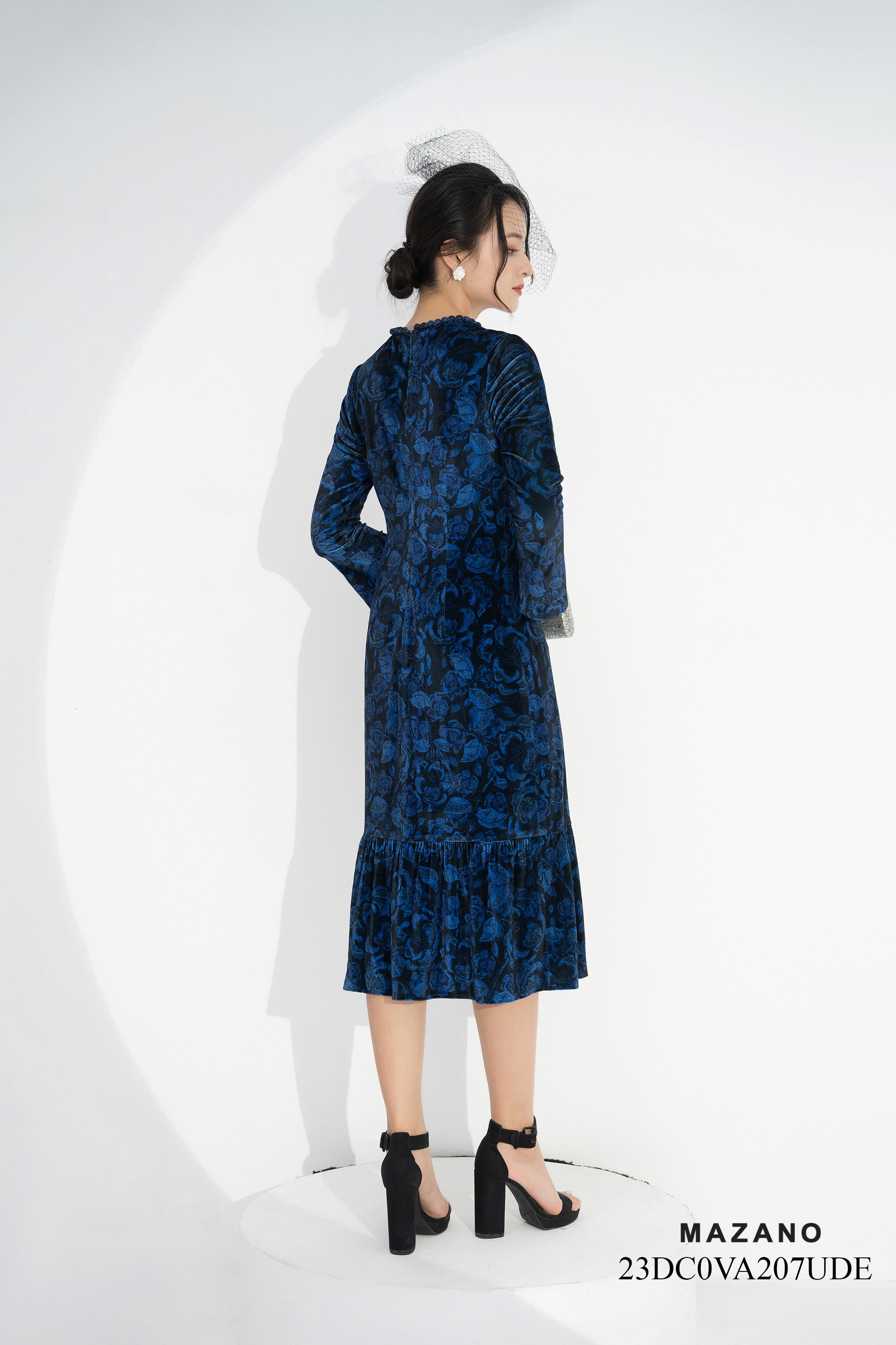 Váy Đầm Suông Chân bèo nhún Vải nhung Hoạ tiết hoa cách điệu Cổ tròn đính trang trí Tay dài Dài ngang bắp chân_thumbnail_2