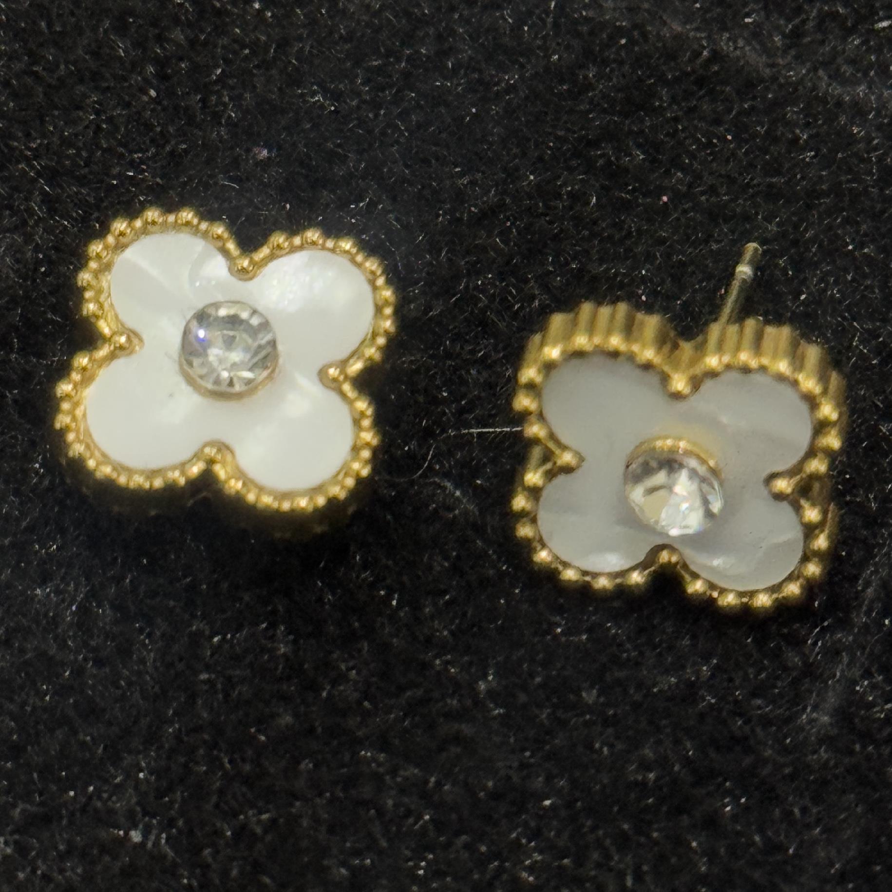 khuyên kiểu cặp titan vancleef hoa trắng nhuỵ kim cương bi vàng_thumbnail_2