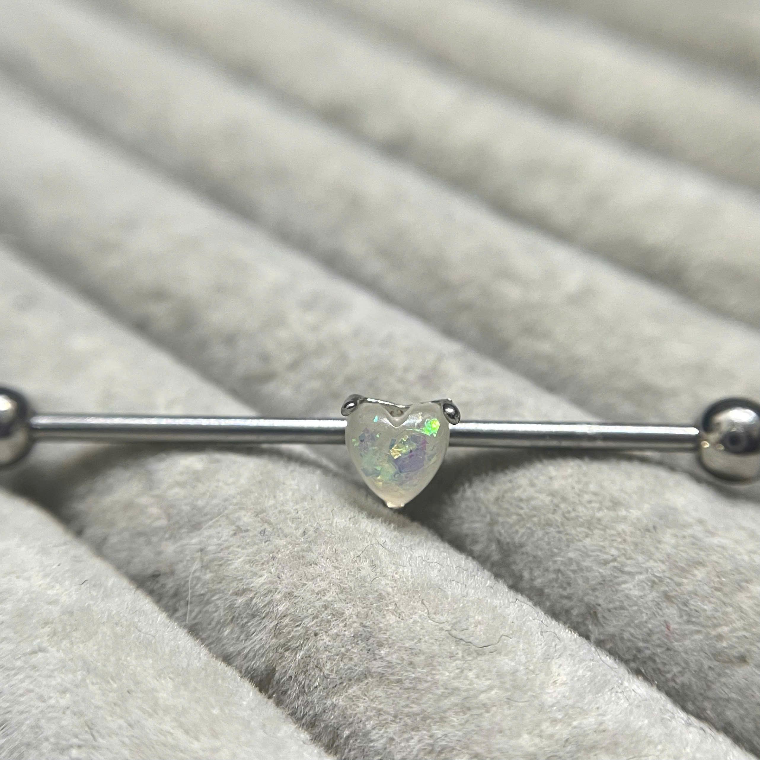 Khuyên indus kiểu trái tim opal trắng.