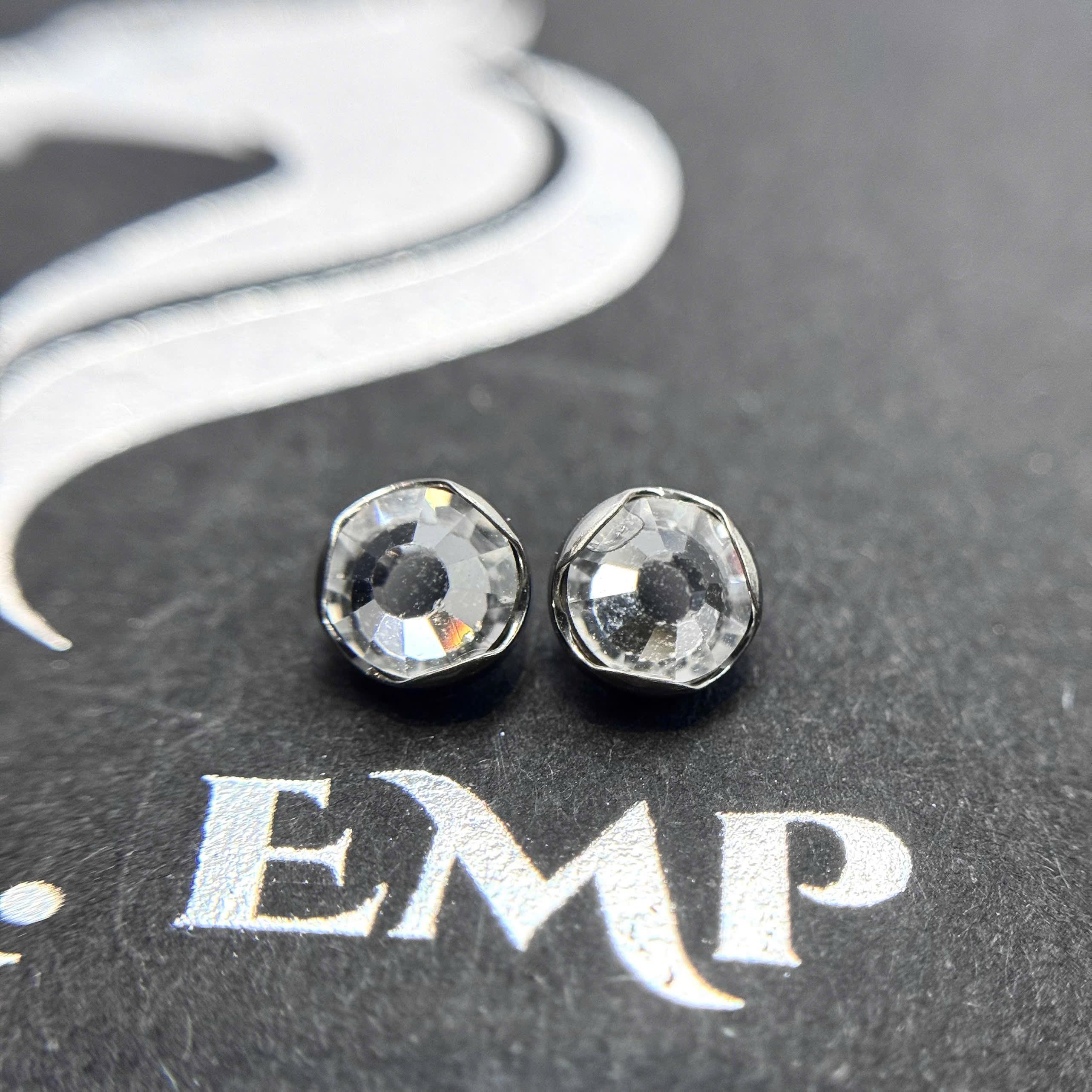 Charm cấy titan size 5 bo viền trắng_thumbnail_1