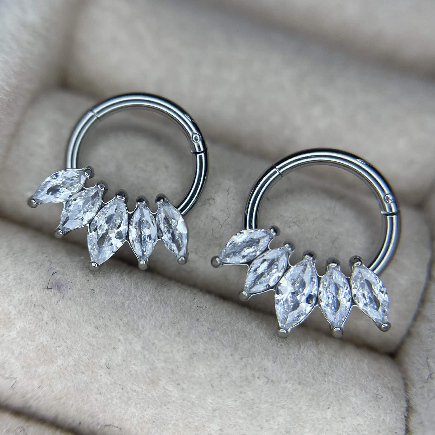 Khuyên daith bông hoa 5 cánh._thumbnail_2