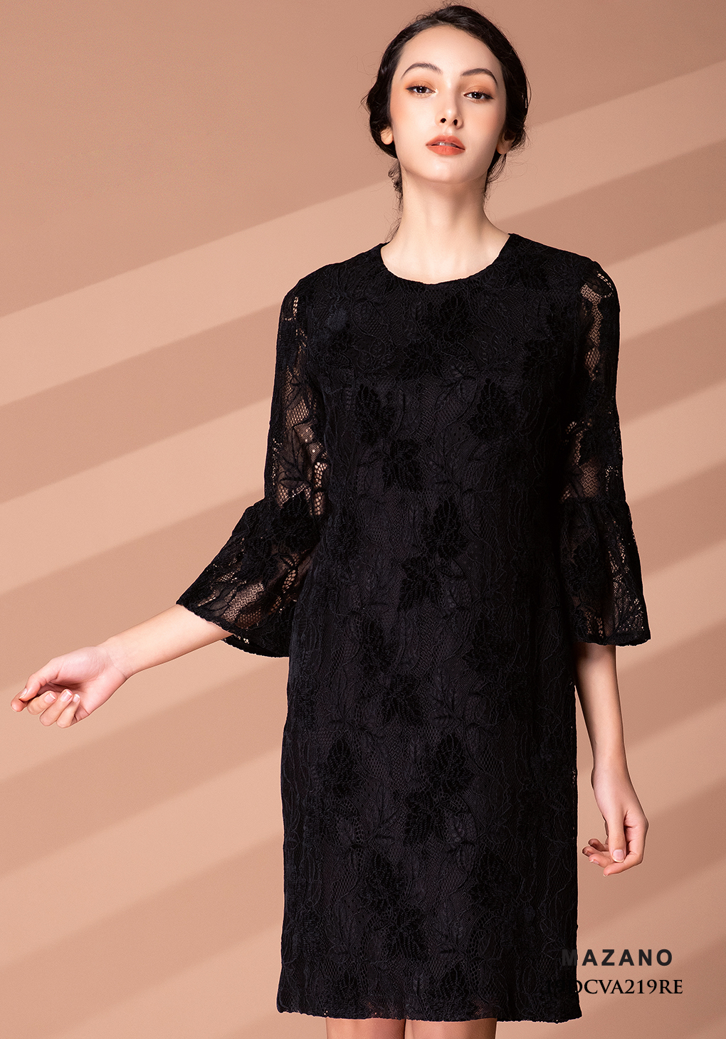 Đầm ren đen tay lờ xòe
