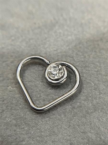 daith kiểu trái tim xoắn kim cương trắng tai trái.