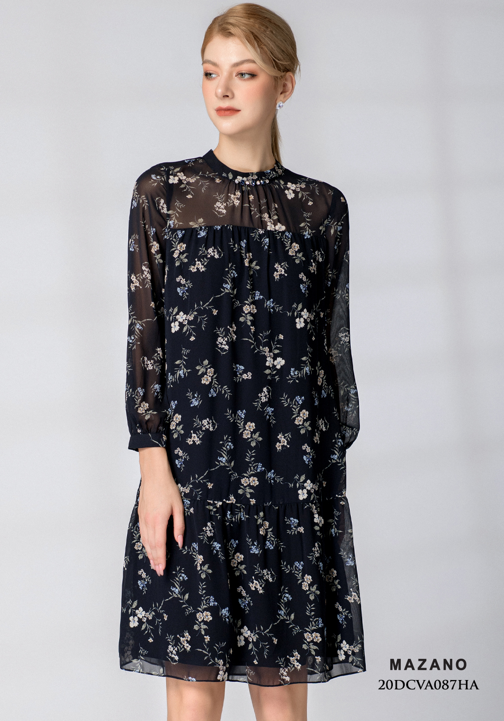 Đầm đen suông A họa tiết hoa đính đá cổ