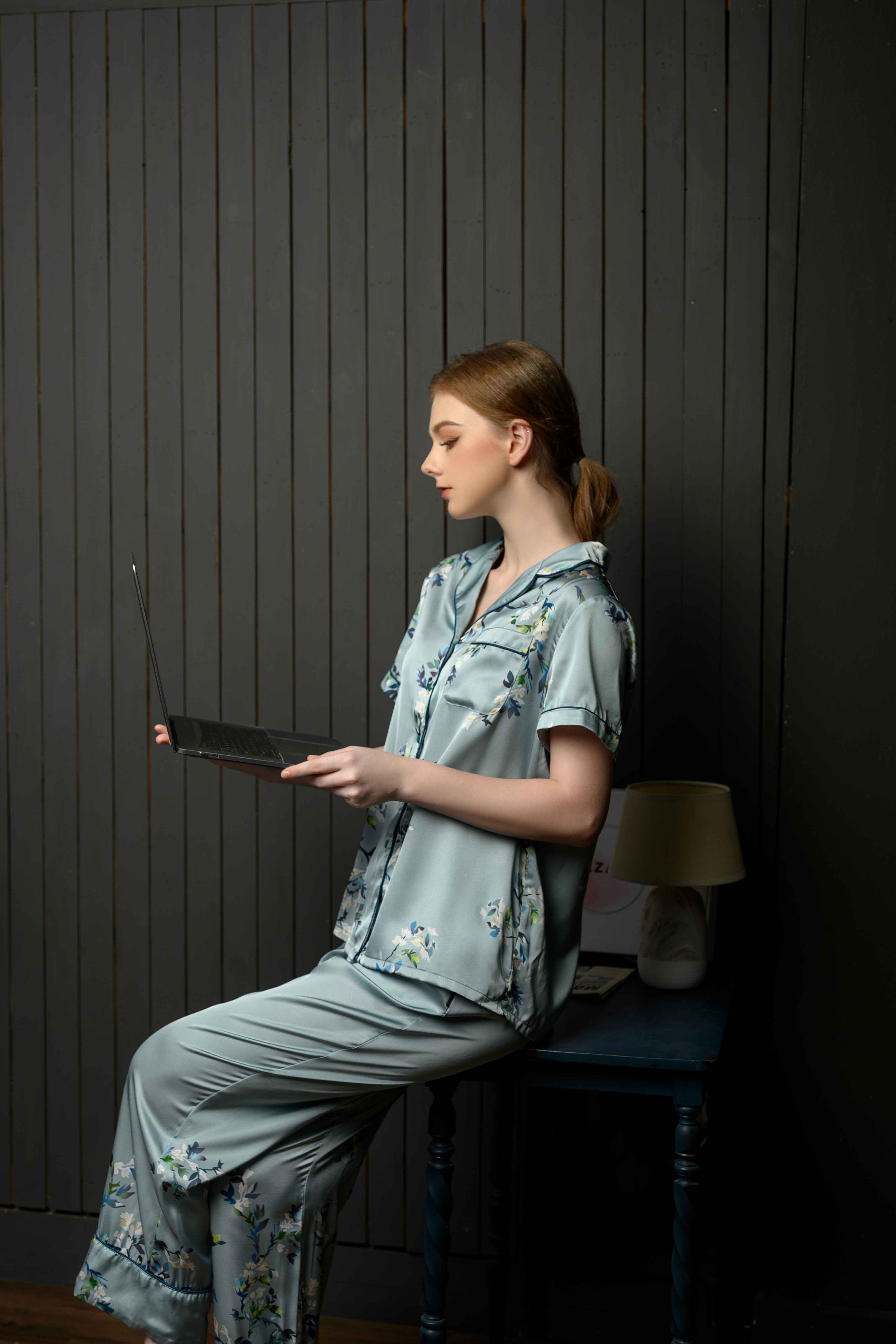 Bộ lụa xanh họa tiết hoa cộc tay