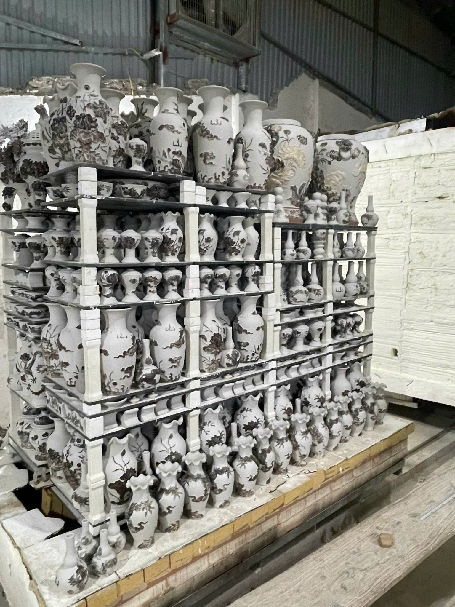 Lò nung lửa hồng tại Hà Gốm – Trái tim của xưởng gốm thủ công Bát Tràng