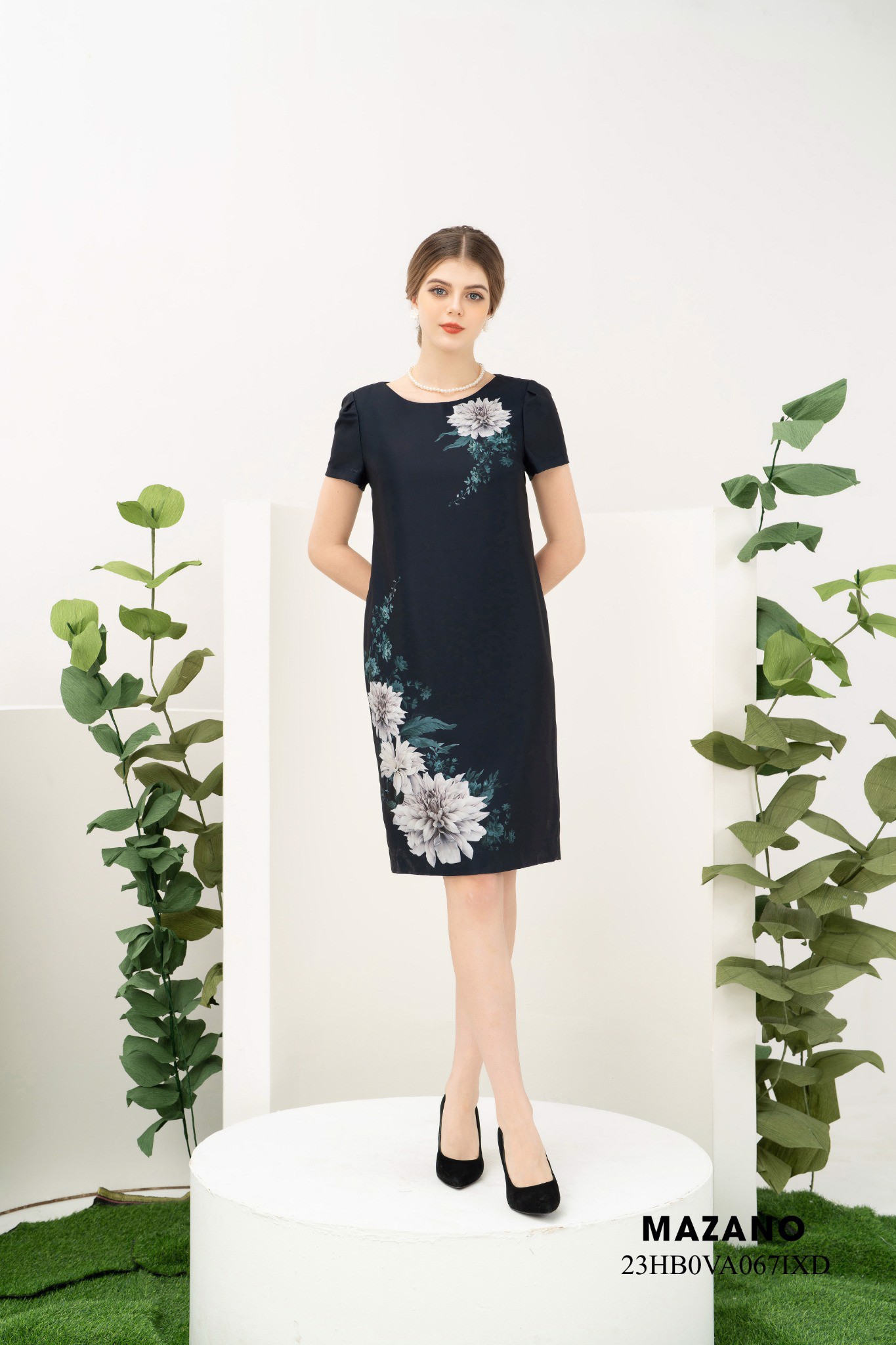 Váy Đầm Suông Vải thô Họa tiết hoa cúc in bố cục Cổ tròn Tay ngắn Dài qua gối 23HB0VA067IXD