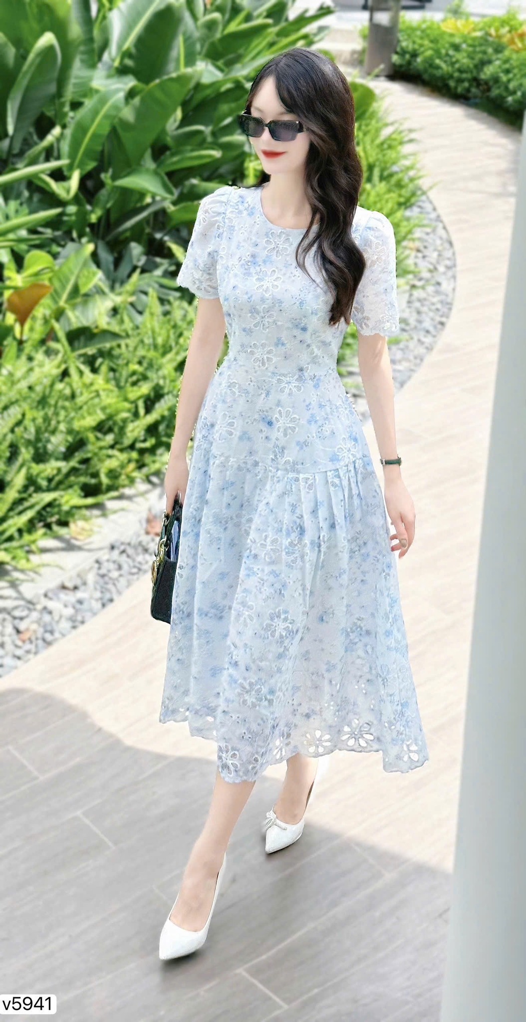 Đầm ren xanh thêu cổ tròn xếp ly