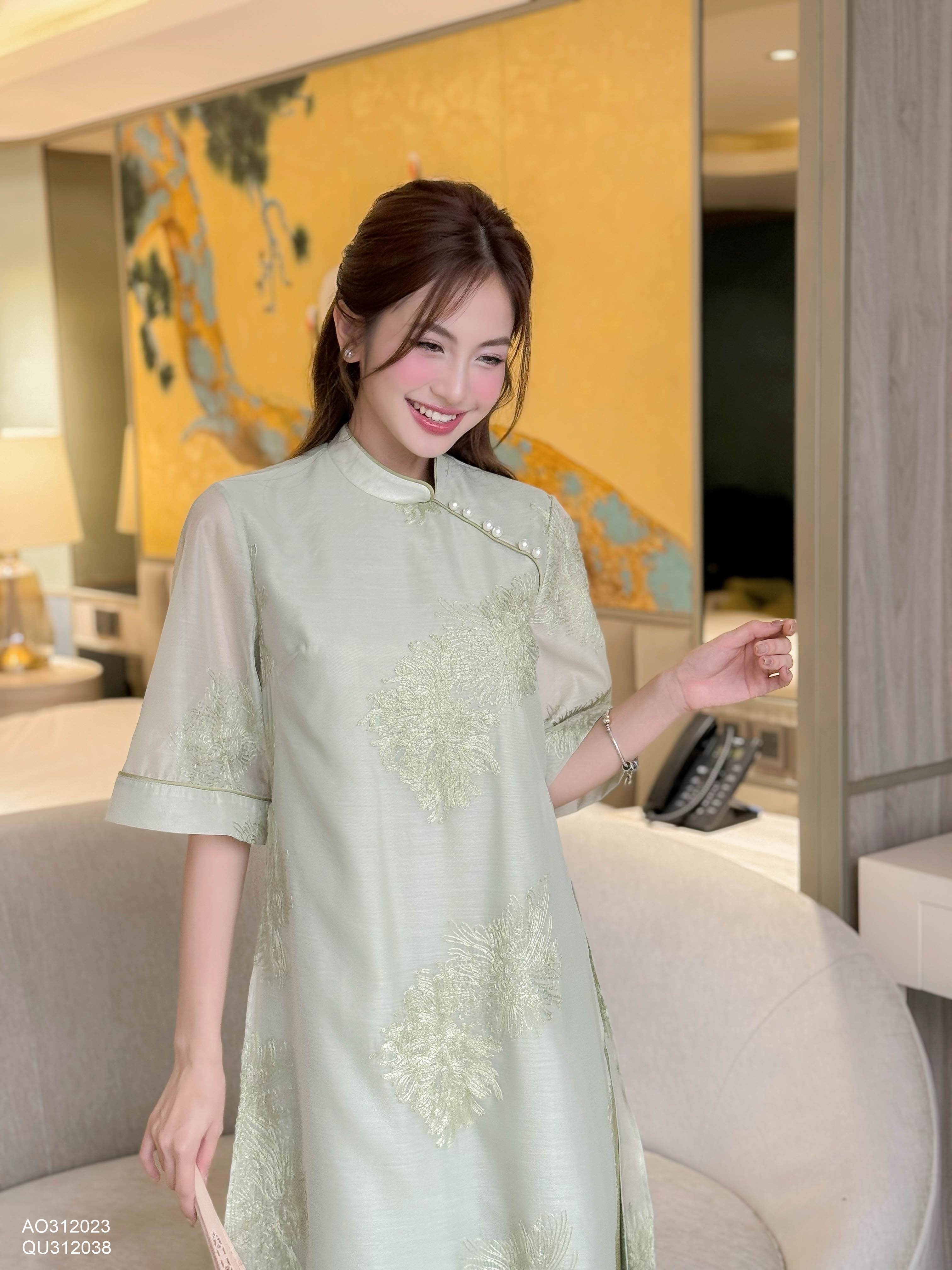 Áo dài tơ thêu hoa