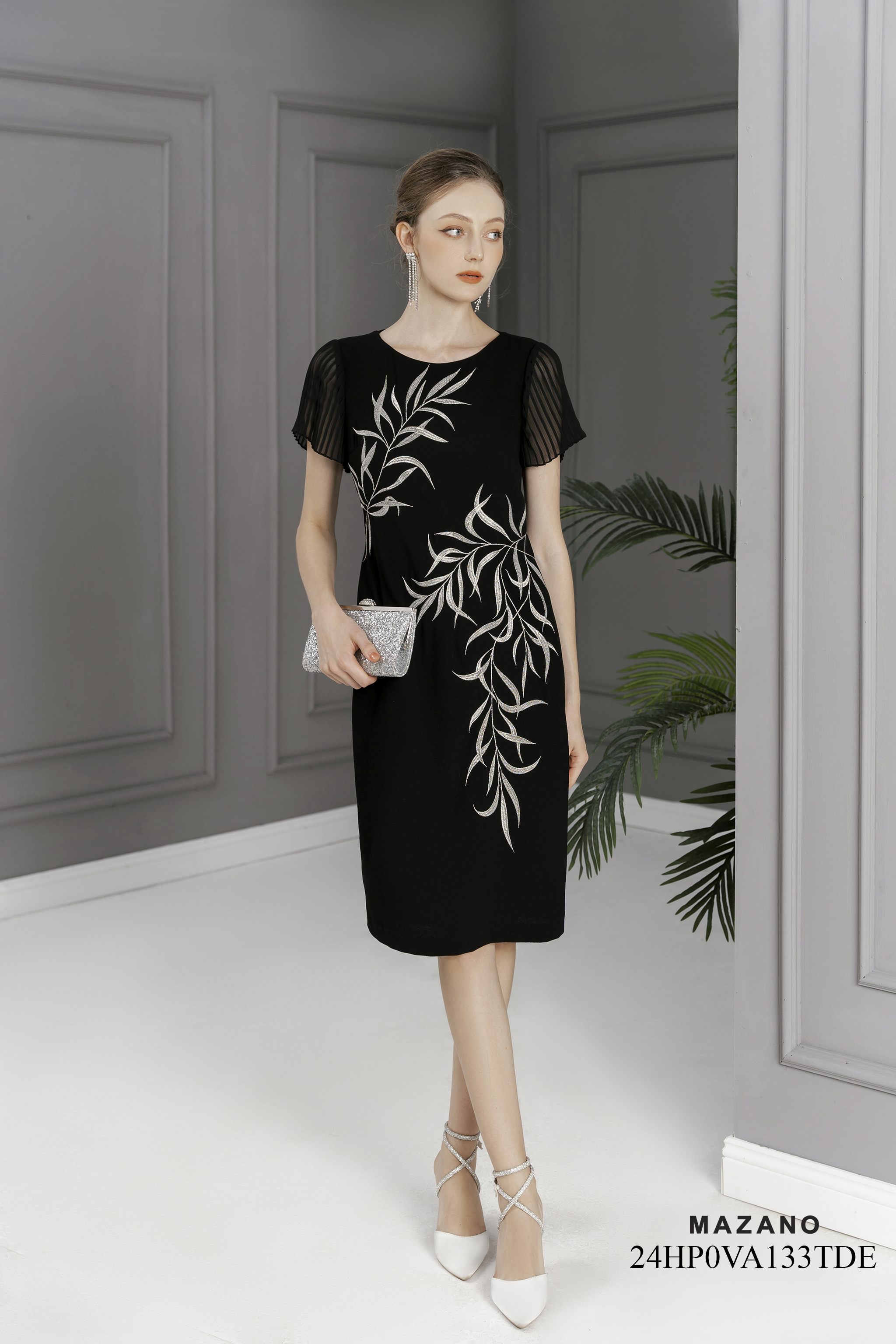 Váy Đầm Suông Vải thô sạn Hoạ tiết hoa lá thêu cách điệu Cổ tròn Tay ngắn Dài qua gối 24HP0VA133TDE