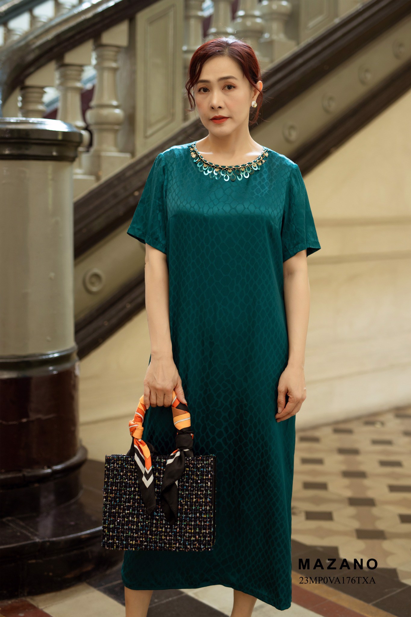 Đầm suông dài xanh đính trang trí cổ_thumbnail_4