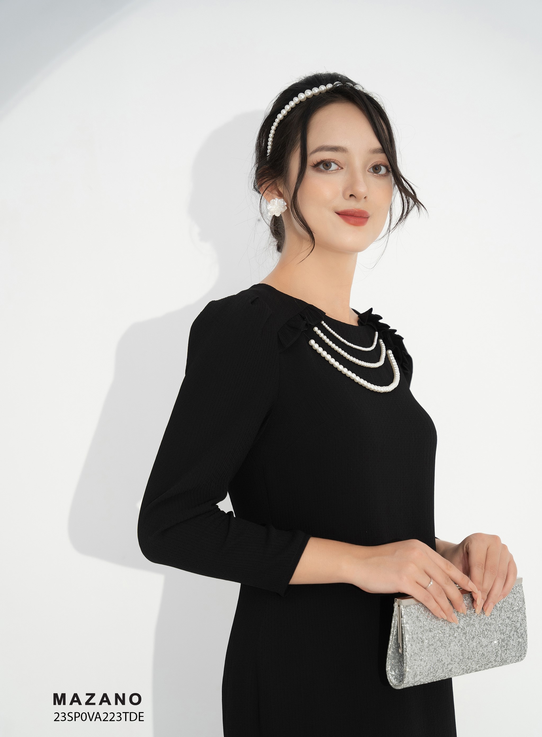 Đầm suông dài đen cổ cách điệu, đính dây hạt ngọc_thumbnail_2