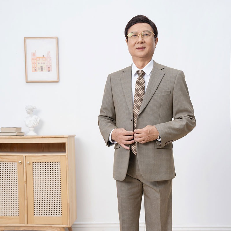 Áo sơ mi và áo vest là hai trang phục cơ bản trong tủ đồ của các quý ông