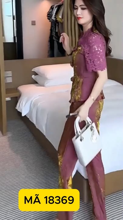 18369-Set bộ lụa hồng mới cùng áo phối ren vai (lụa nha xá)