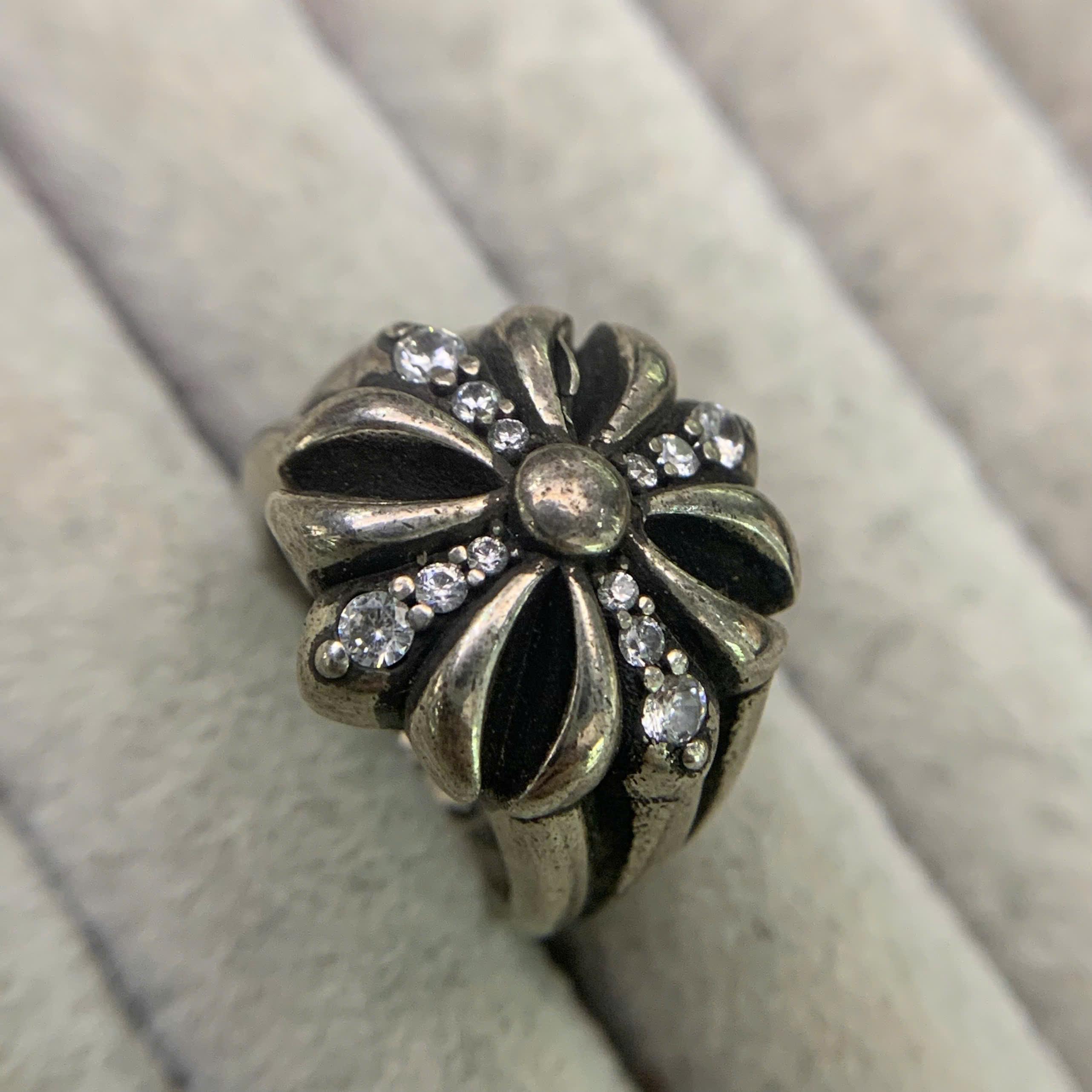 nhẫn kiểu chrome heart dạng bông hoa kim cương dải to dấu cộng size 7