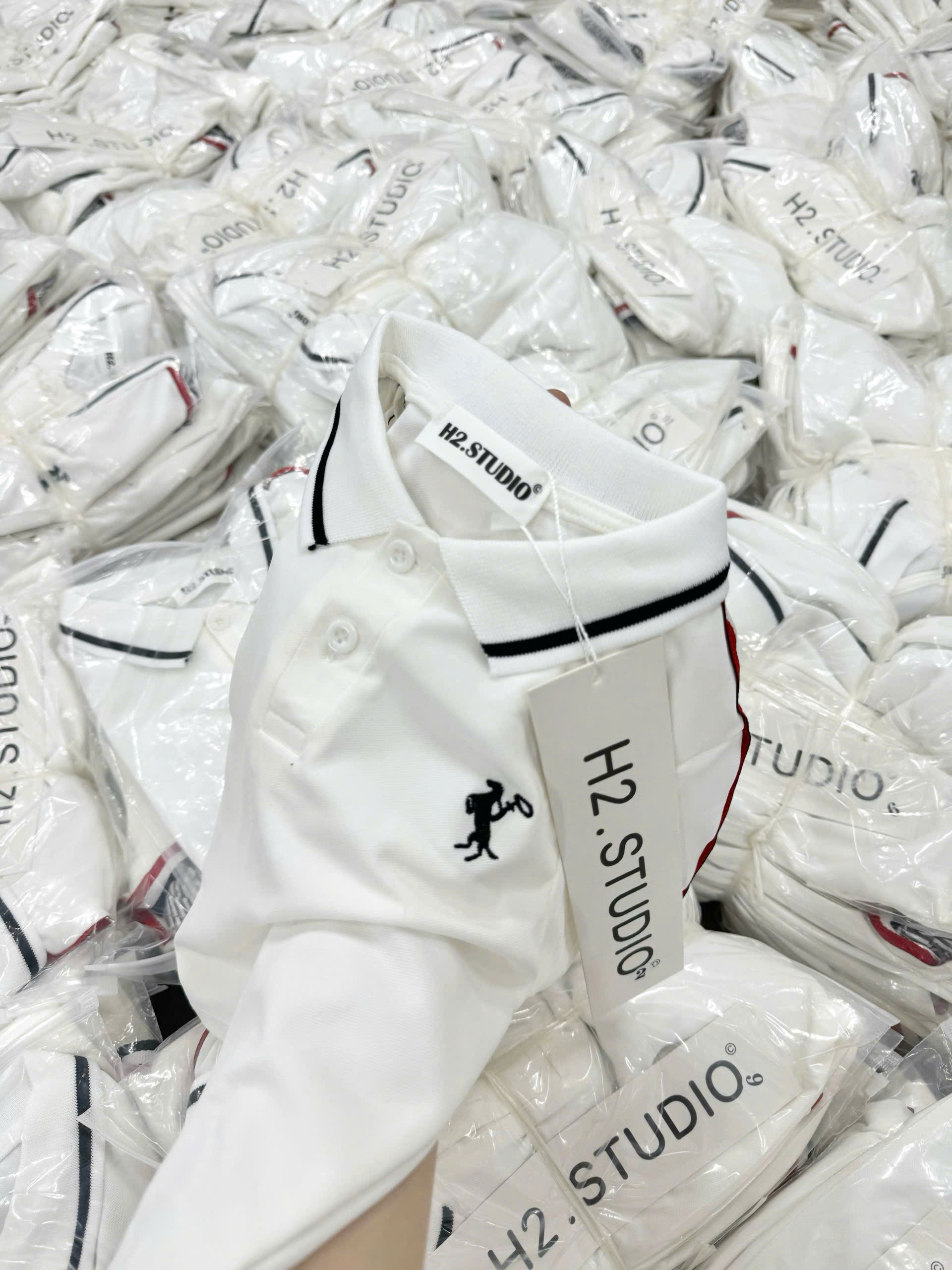 R62 BỘ POLO ÁO TRẮNG SỌC ĐEN ĐỎ THÊU NGỰA- A117.1721_thumbnail_3