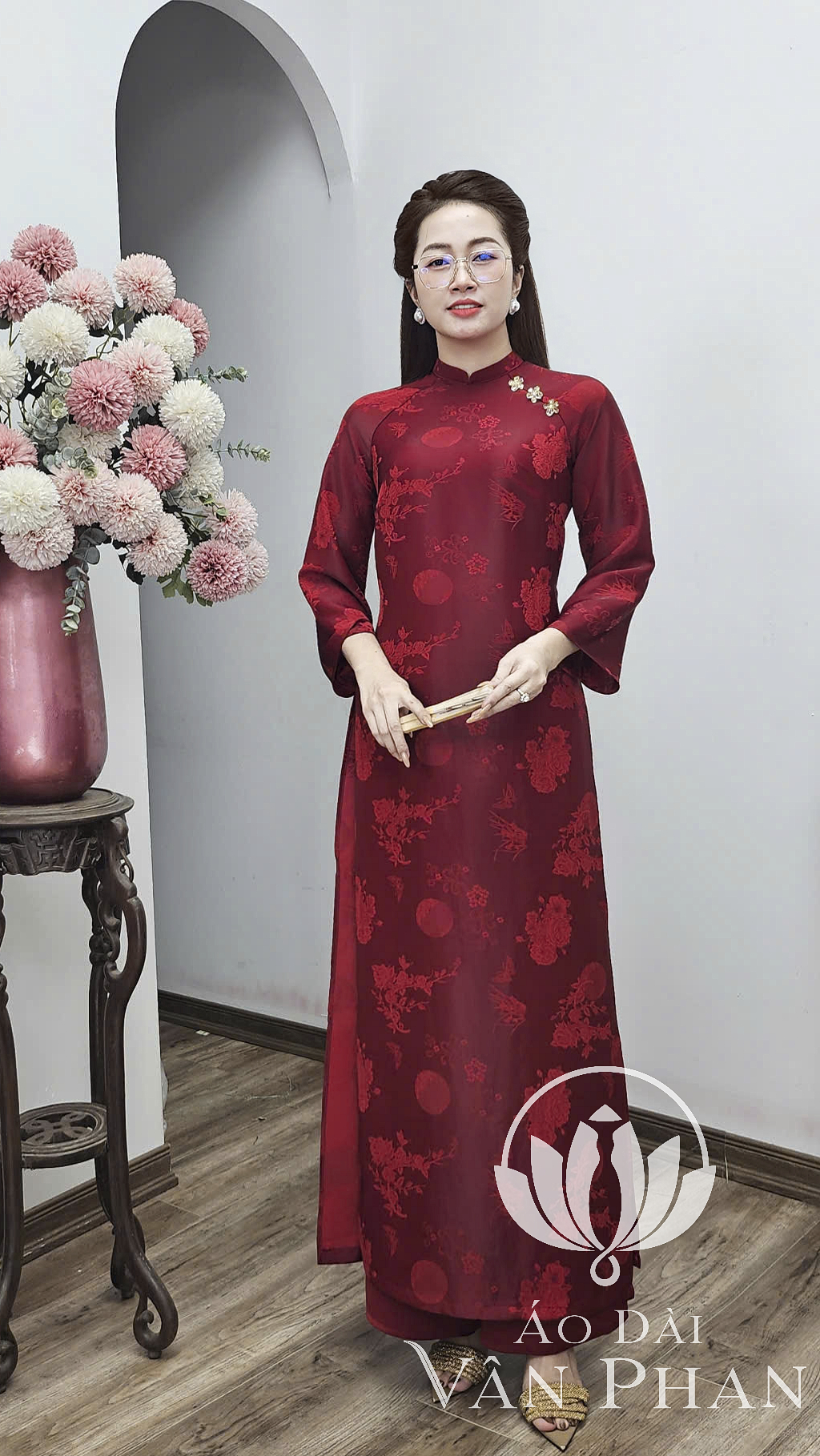 CT337 áo dài cách Tân cổ 2p tay dài loe tơ tằm đỏ đô ánh trắng